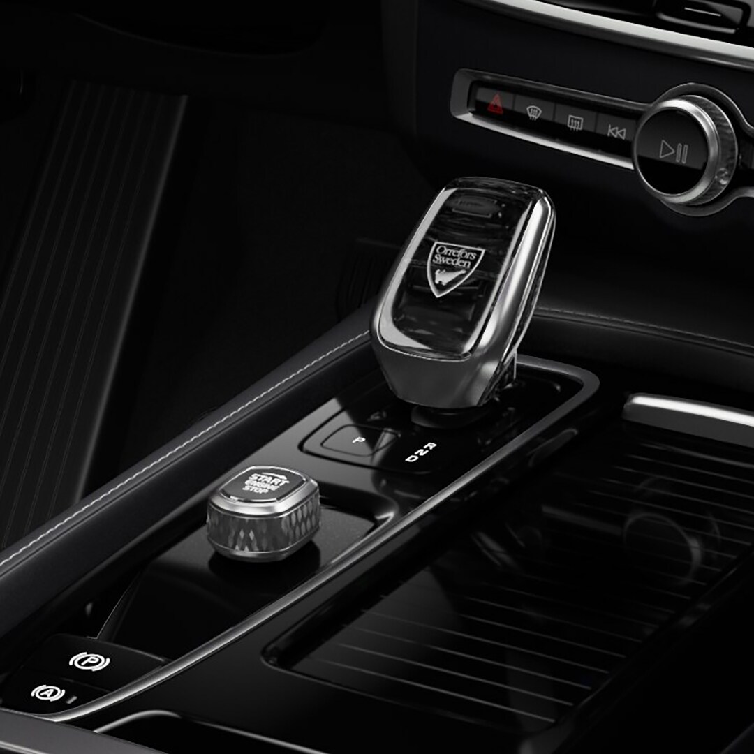 A crystal gear shifter in genuine Swedish crystal from Orrefors in a Volvo S90 Recharge.