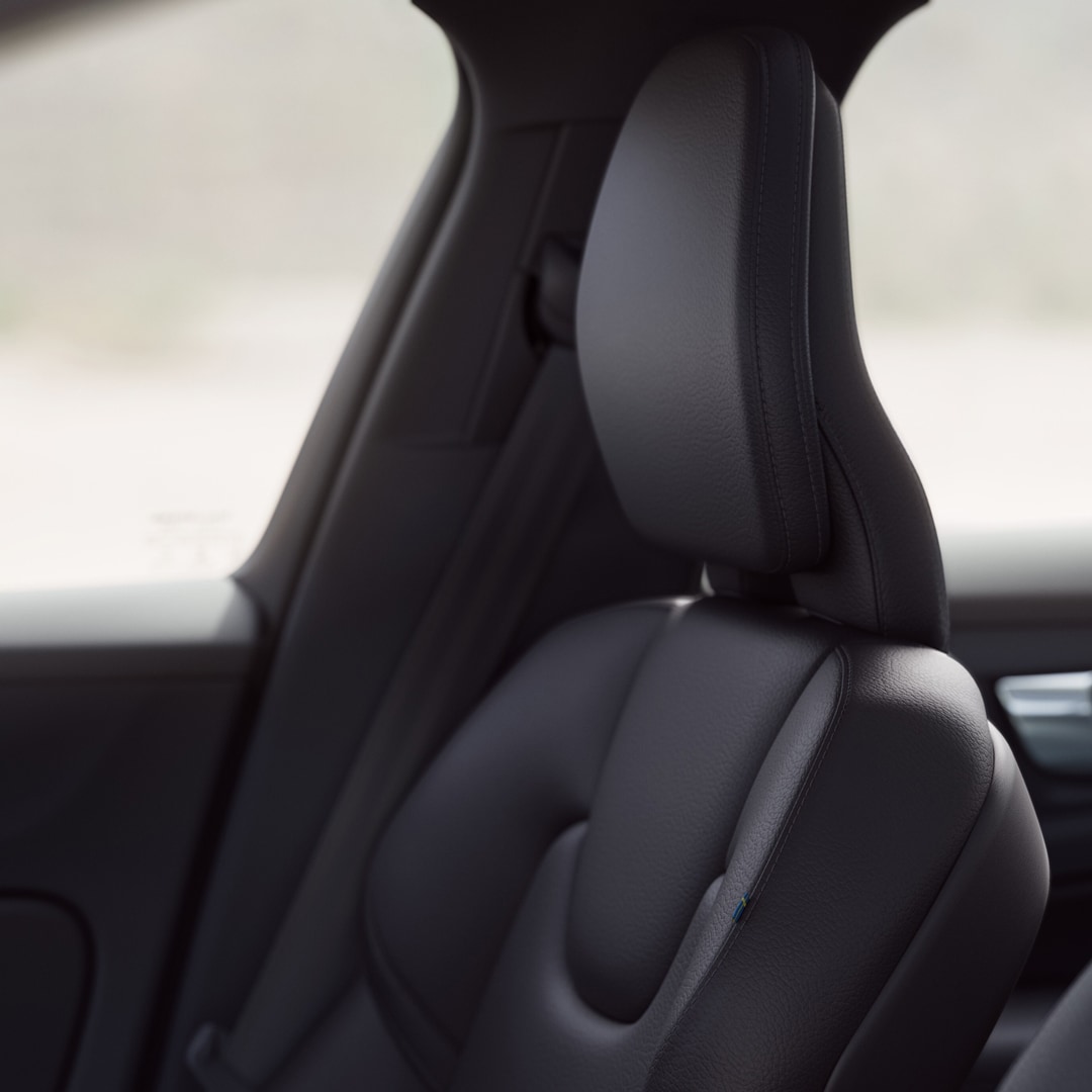 เบาะที่นั่งผู้โดยสารตอนหลังหุ้มด้วยผ้าวูลผสมที่สั่งทำเป็นพิเศษสีเทา และเข็มขัดนิรภัยใน Volvo V60 Recharge ปลั๊กอินไฮบริด