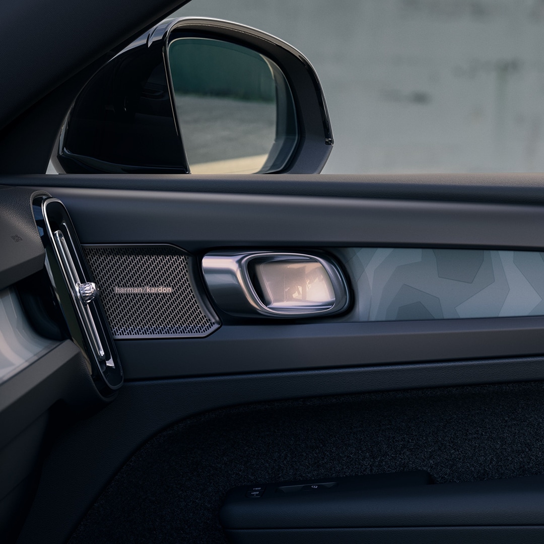 The Volvo XC40 Recharge pure electric’s front passenger and driver’s seats in grey Tailored Wool Blend upholstery with white trim. 