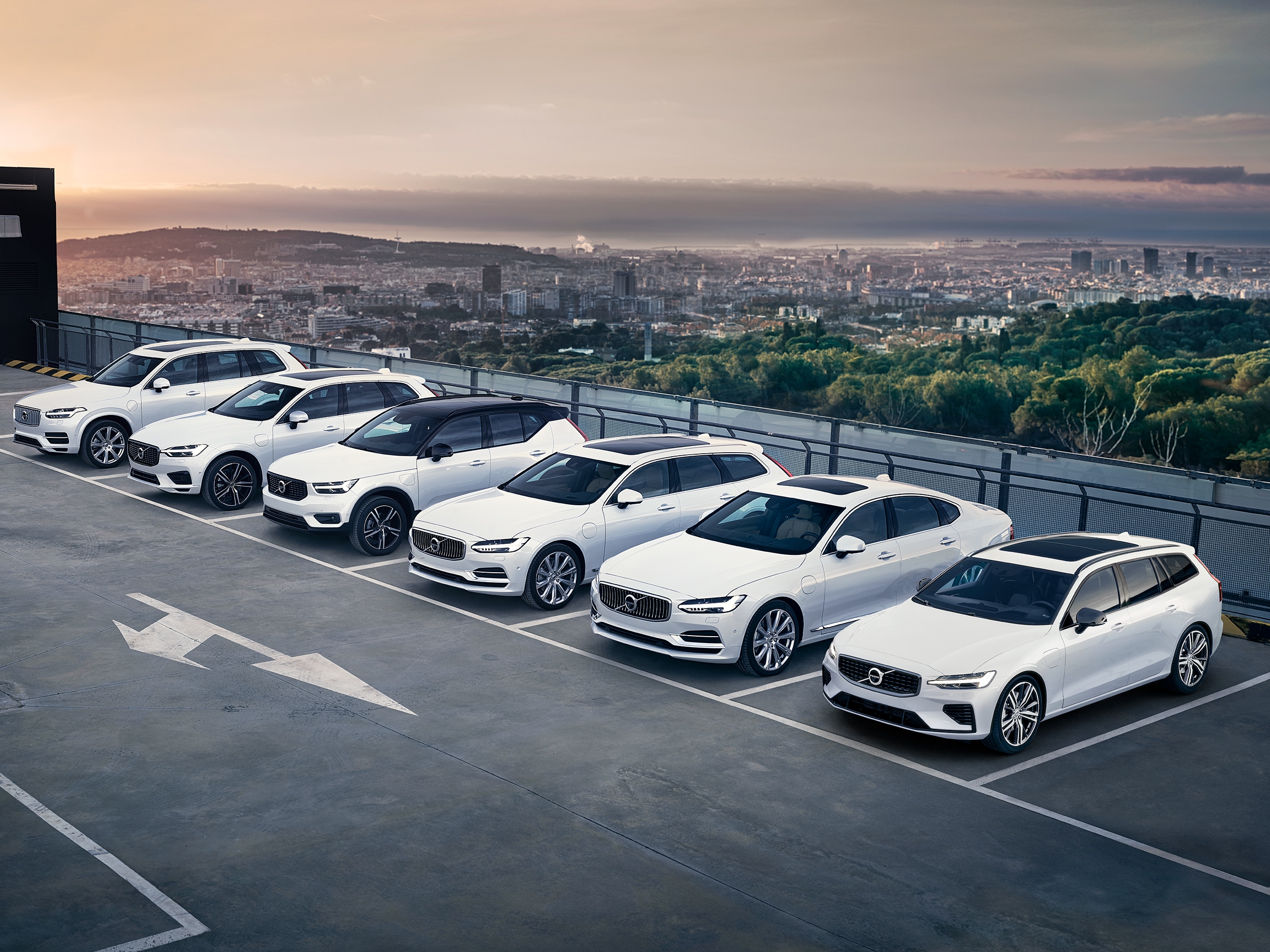 Tüm Volvo modellerini sıralı olarak park ederken görüyoruz.