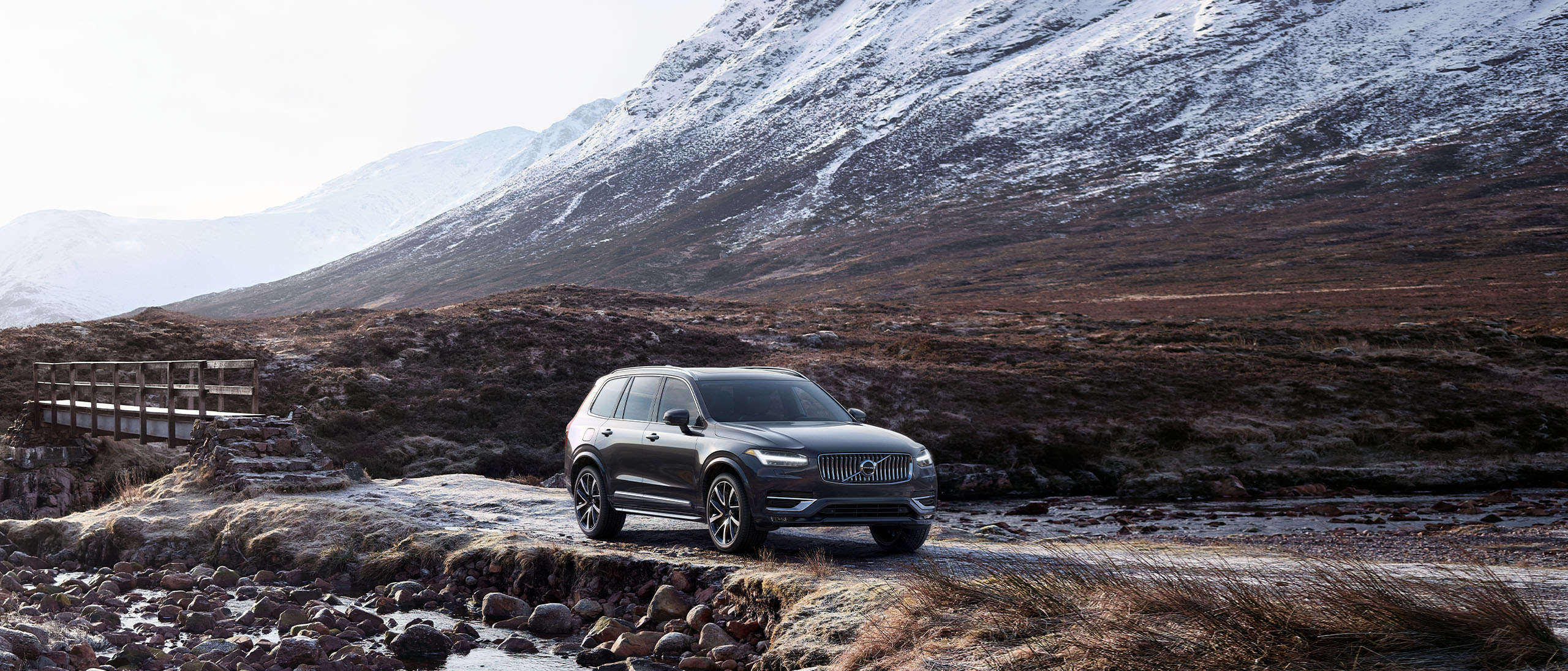 Volvo Cars Holiday Safely Sales Event – Volvo XC90 parked in snowy mountain range