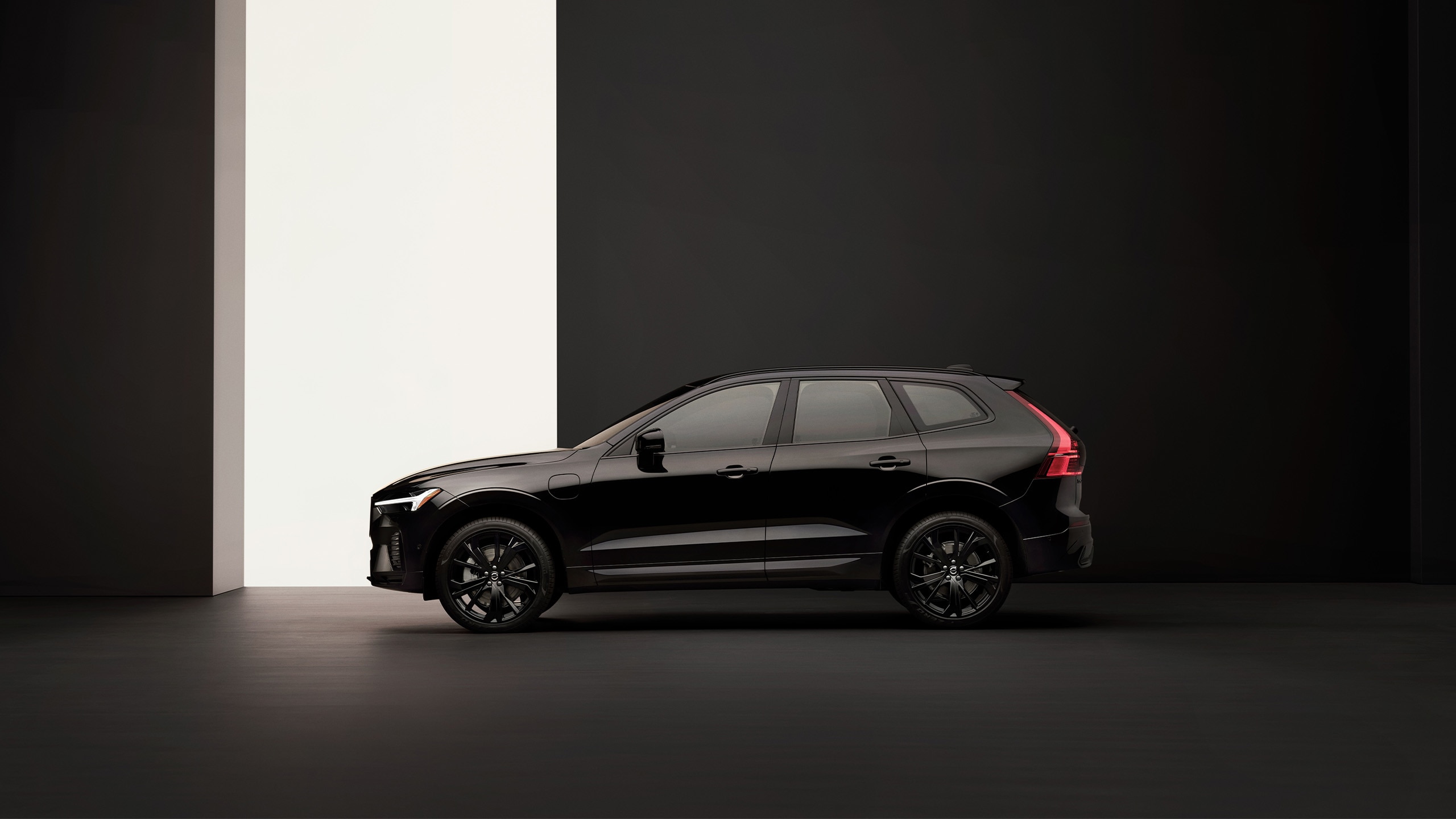 Experience the Volvo Black Edition XC60 SUV - Volvo SUV parked on display