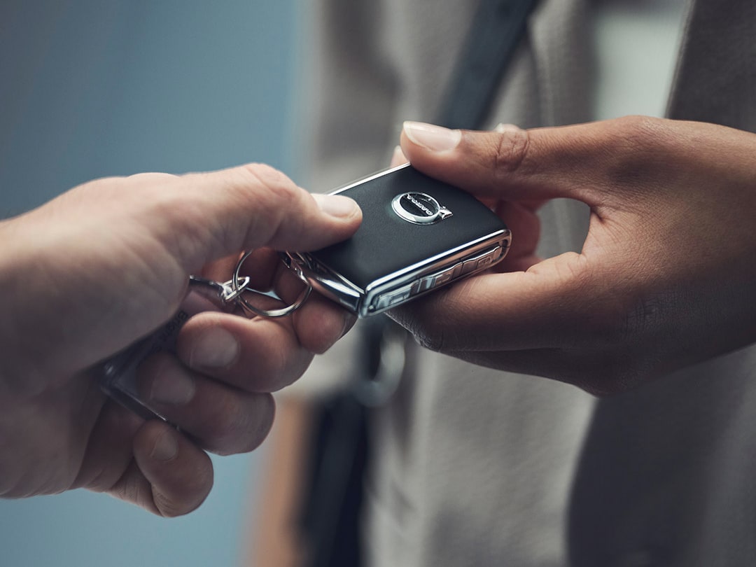 Volvo Overseas VIP Delivery – Hand holding car keys