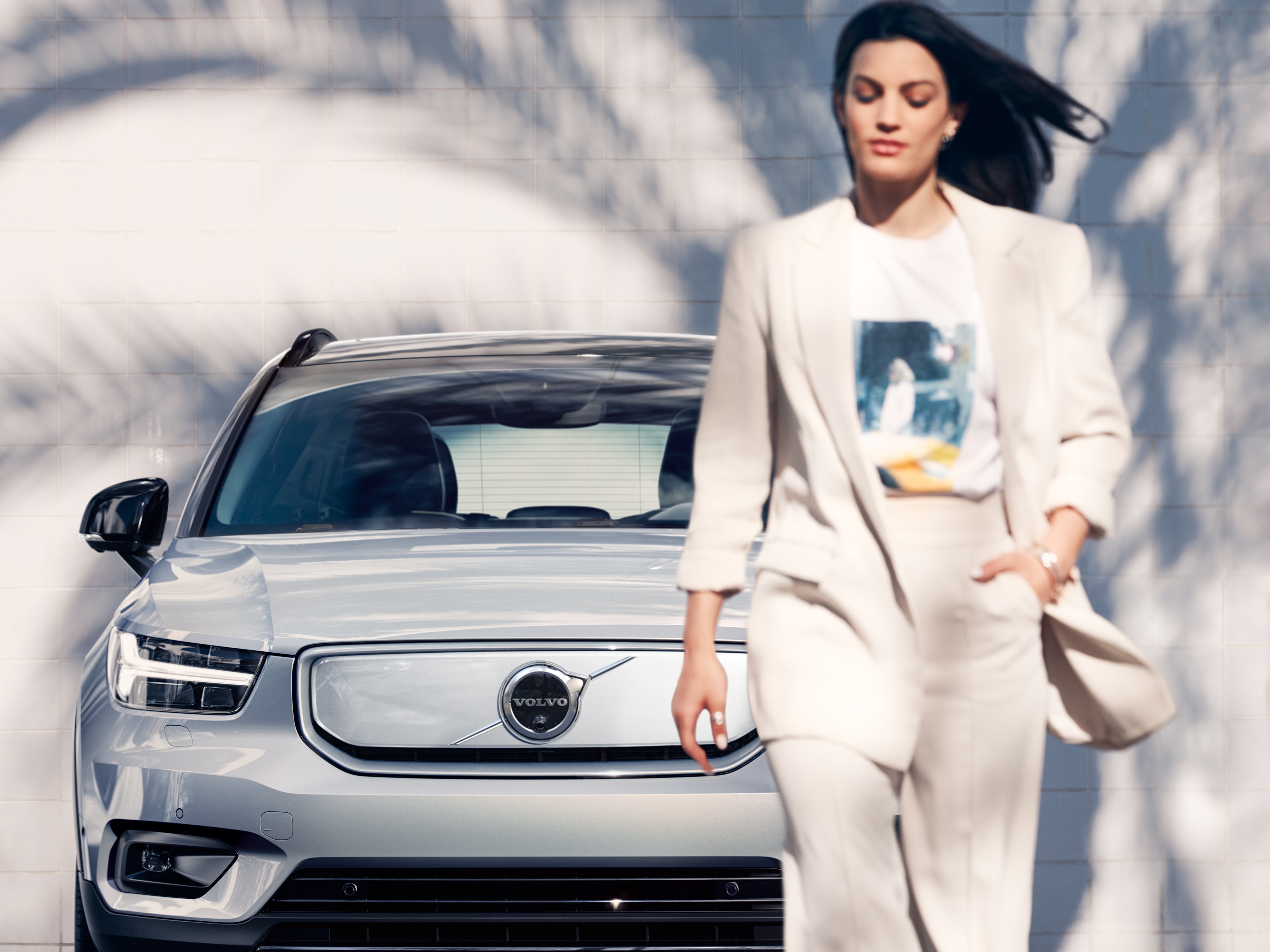 Woman standing in front of Volvo XC40 Pure Electric