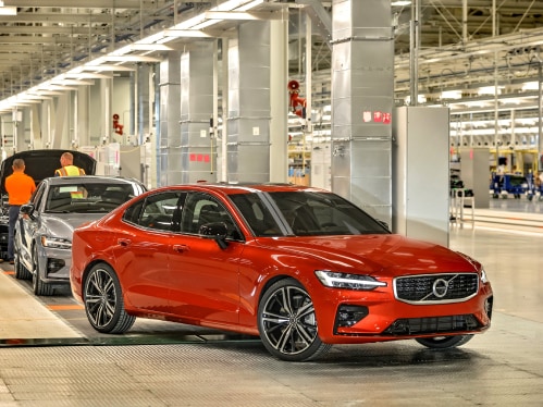 En röd Volvo S60 rullar ut från produktionen.