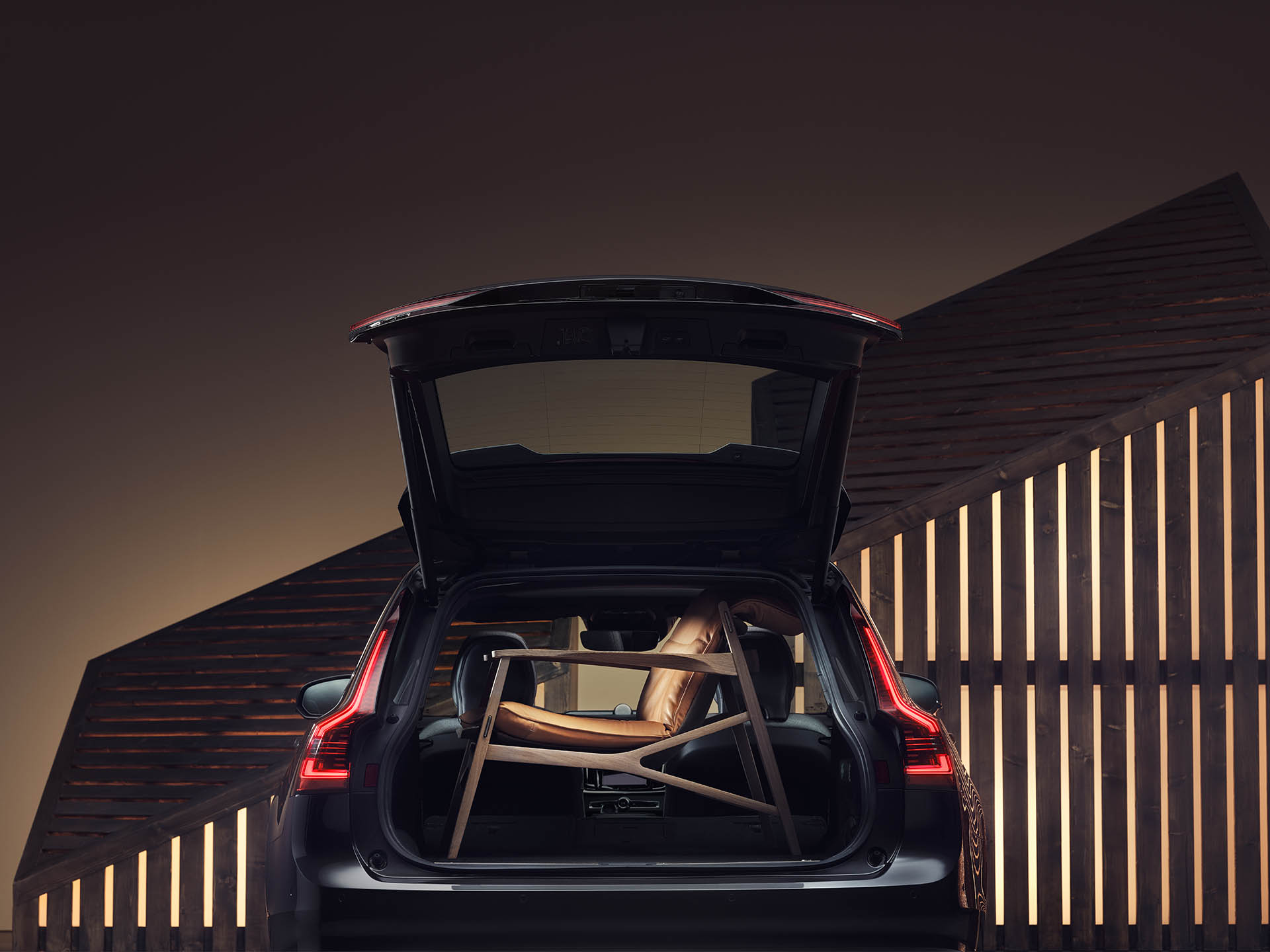 O espaço de bagageira de uma carrinha Volvo com uma elegante poltrona castanha