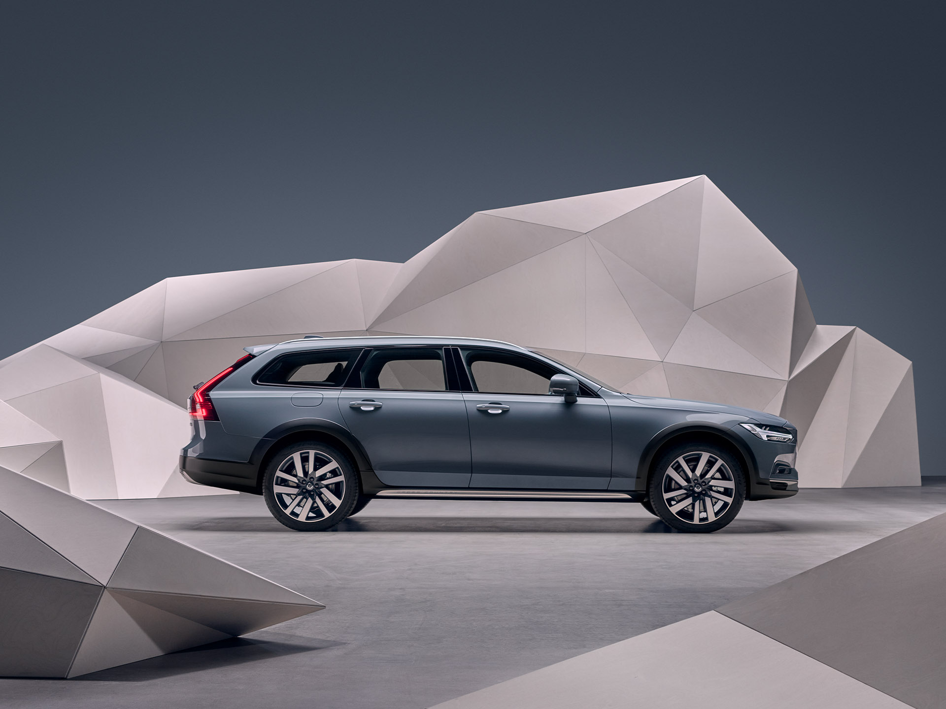 Break Volvo V90 Mussel Blue Metallic devant un mur artistique   