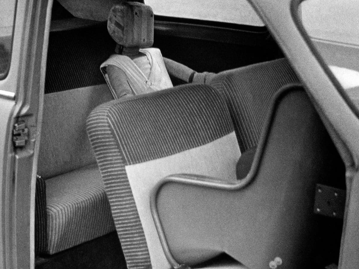 En 1964, Volvo Cars teste le premier prototype de siège enfant au monde.