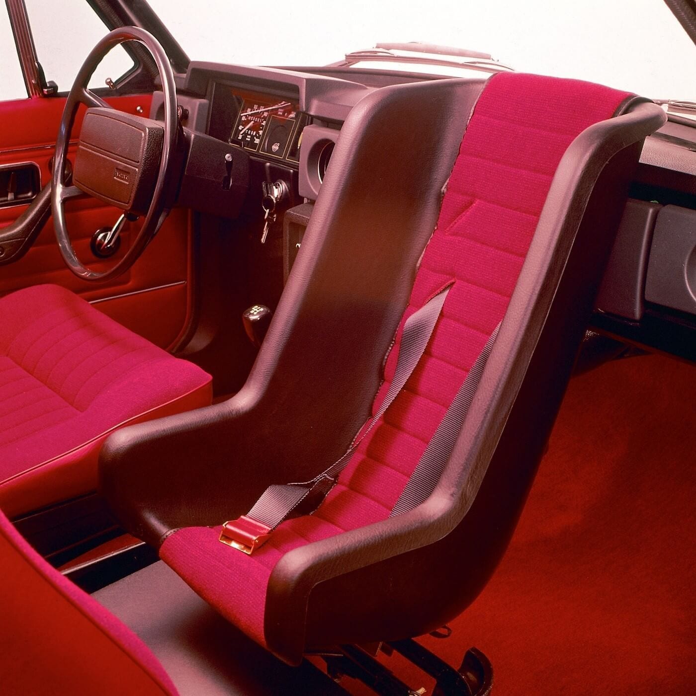 1972年、ボルボは自動車メーカー初となる後ろ向きチャイルドシートを発表しました。