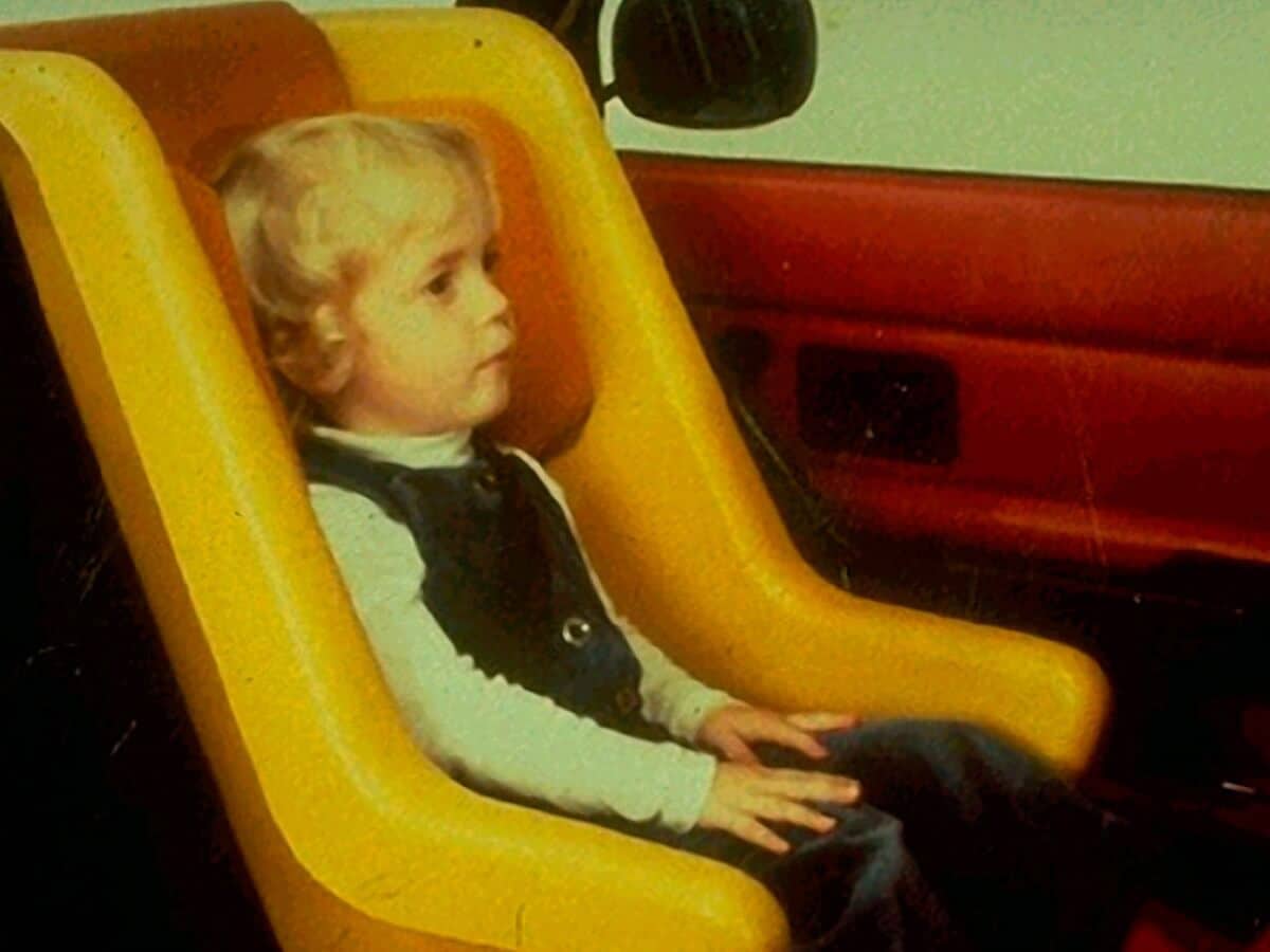 In 1975 Volvo Cars launched the second-generation rear-facing child seat.
