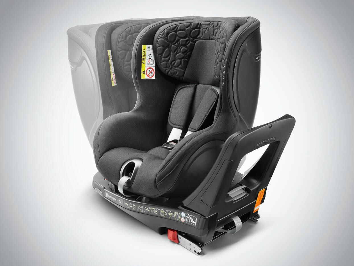 Cadeira de segurança infantil voltada para a retaguarda da Volvo Cars com função de rotação para facilitar a entrada.