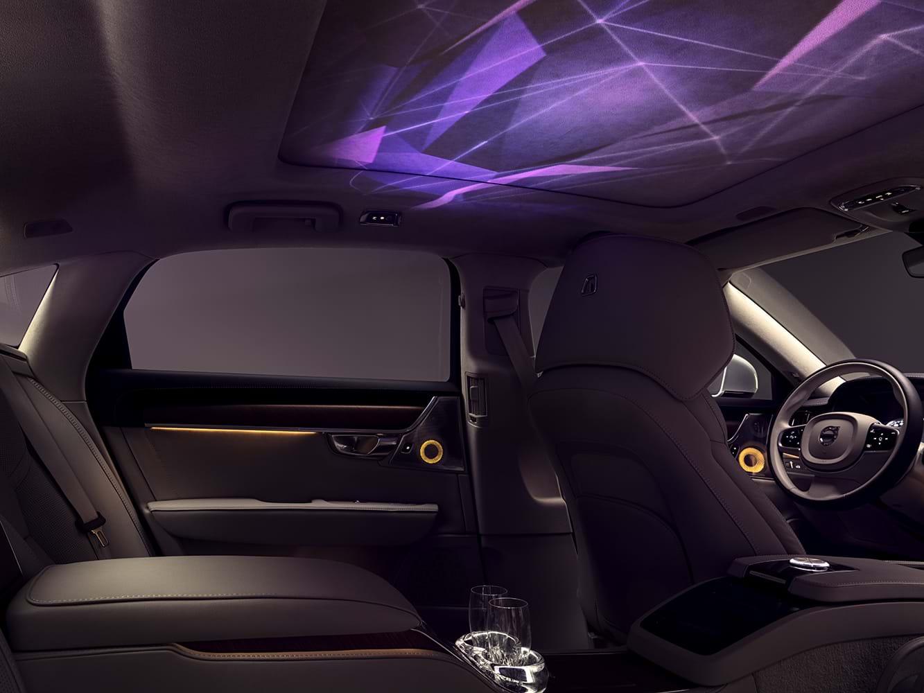 Interior del Volvo con un espectáculo de luz ambiental proyectado en el techo interior
