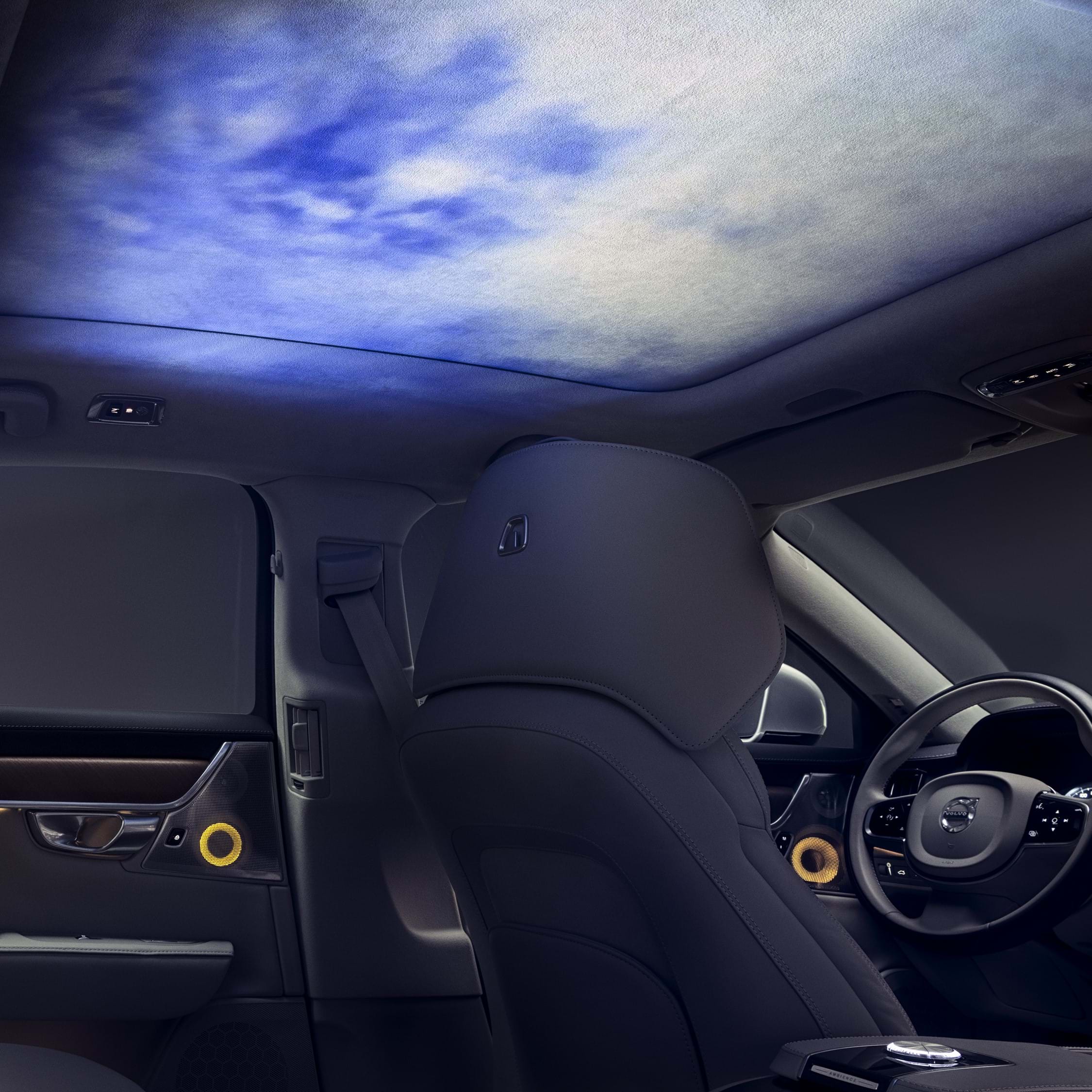 Interior al unei mașini Volvo cu lumină ambientală proiectată pe interiorul acoperișului