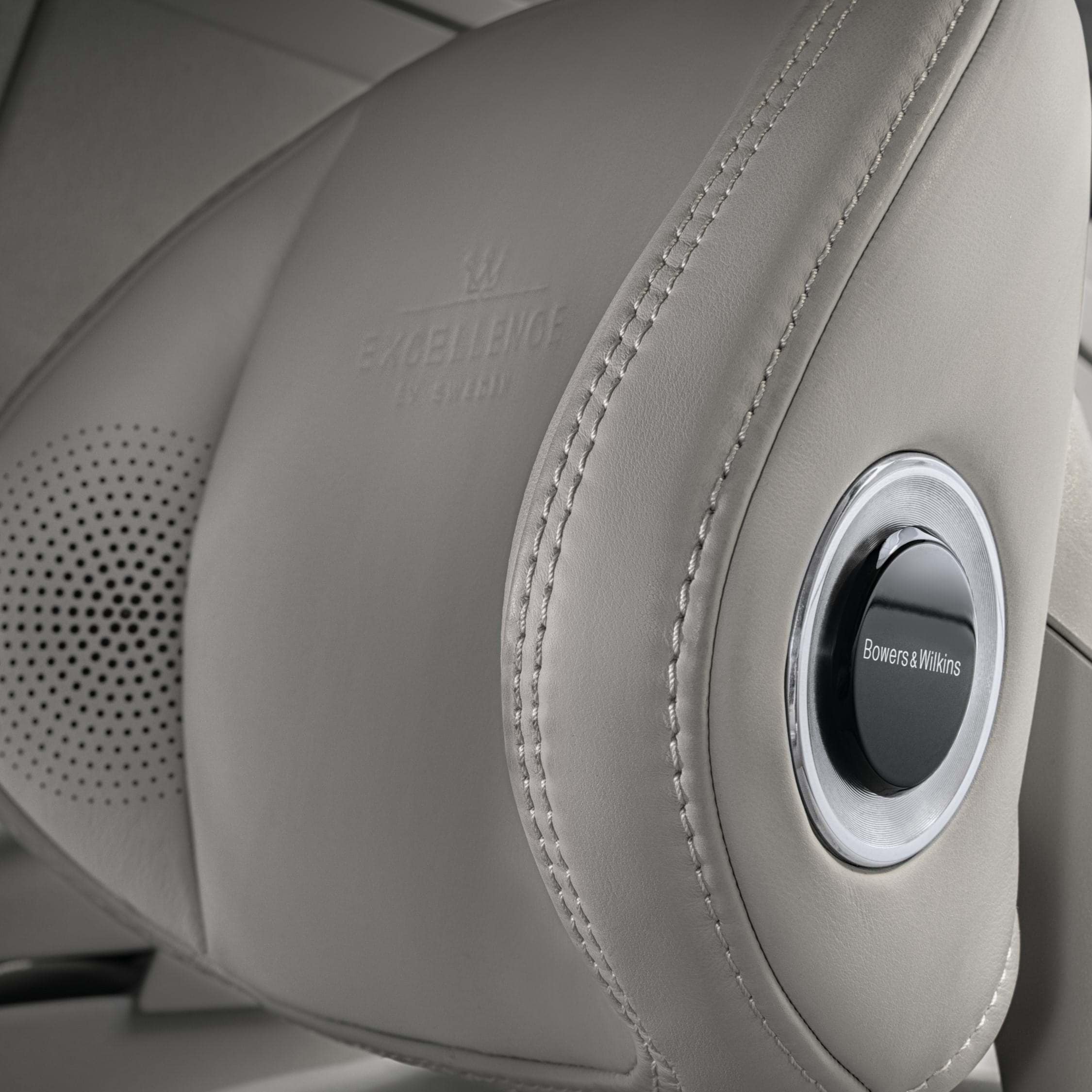 Reproduktory Bowers & Wilkins integrované v opěrce hlavy koncepčního interiéru Volvo Ambience