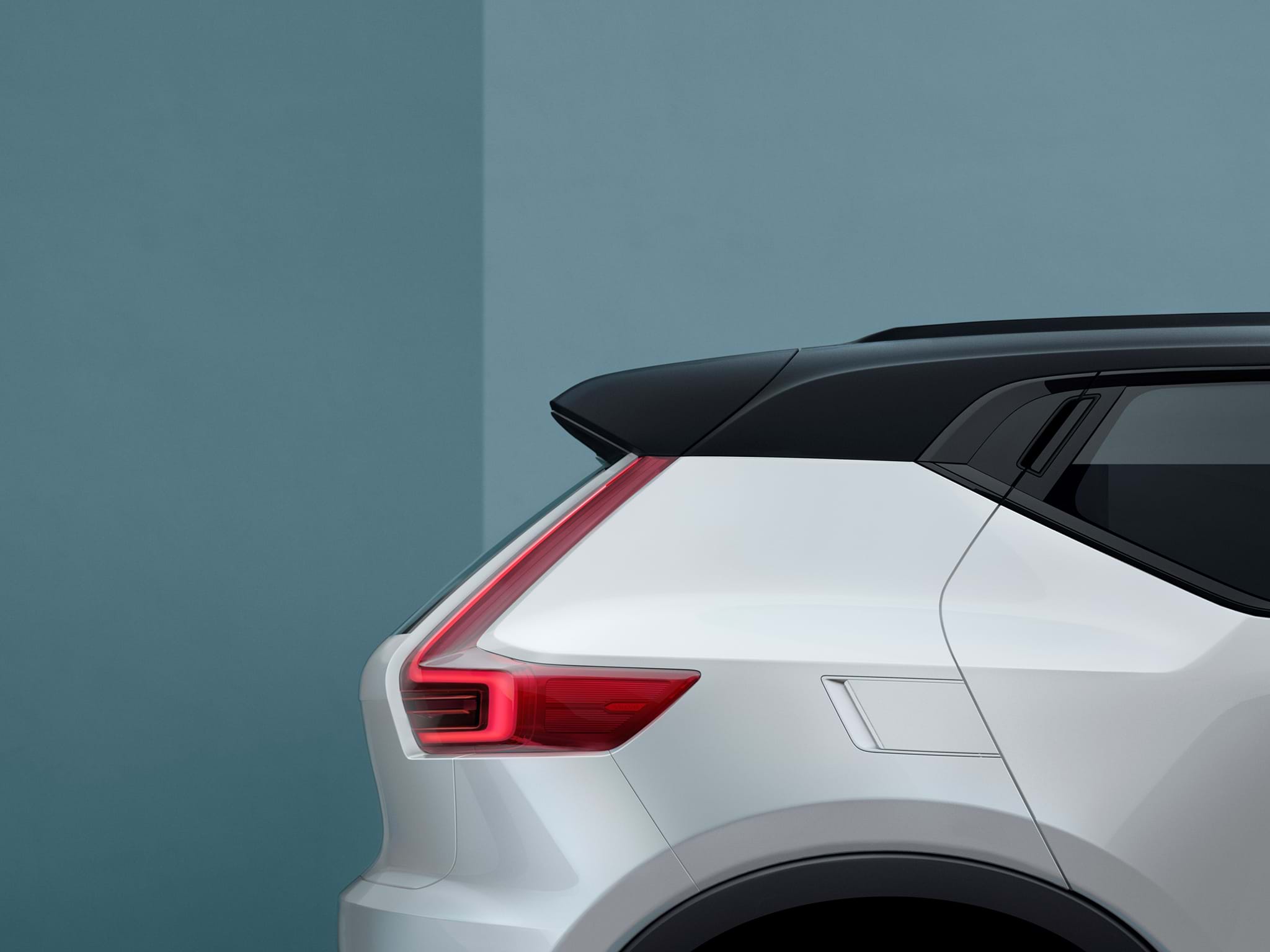 Pjesa e pasme e një makine të bardhë Volvo Concept 40 SUV me tavan të zi me kontrast në pamje anësore