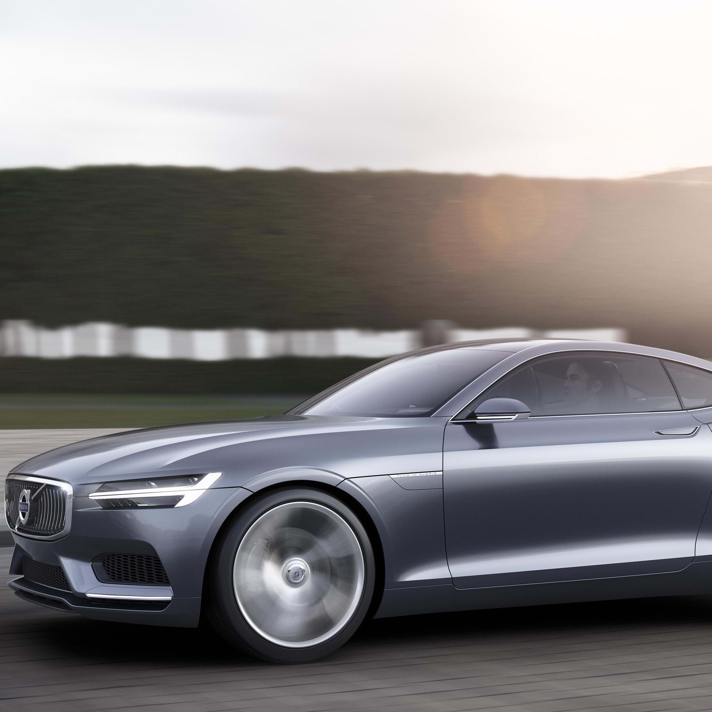 Ένα γκρι Volvo Concept Coupe κινείται με υψηλή ταχύτητα
