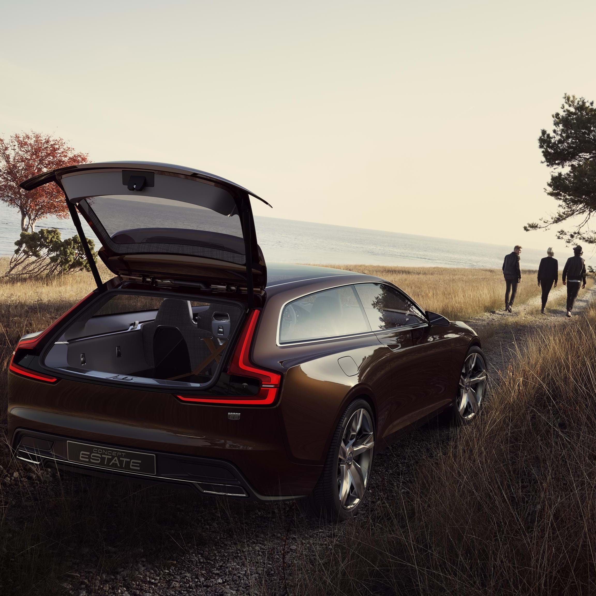 Volvo Concept Estate ar atvērtām bagāžas nodalījuma durvīm, novietots uz lauku ceļa