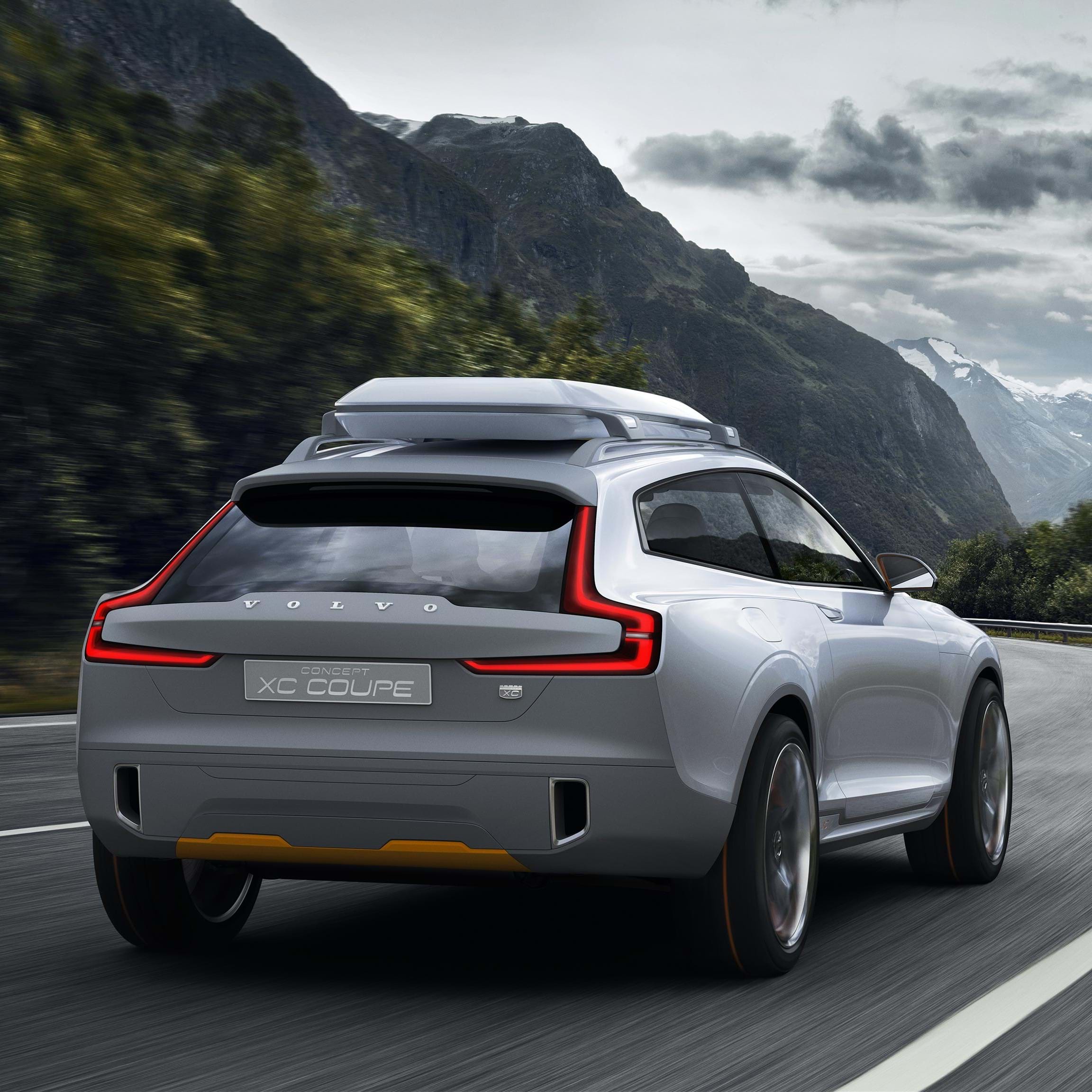 Concept XC Coupé de Volvo recorriendo una autopista de montaña