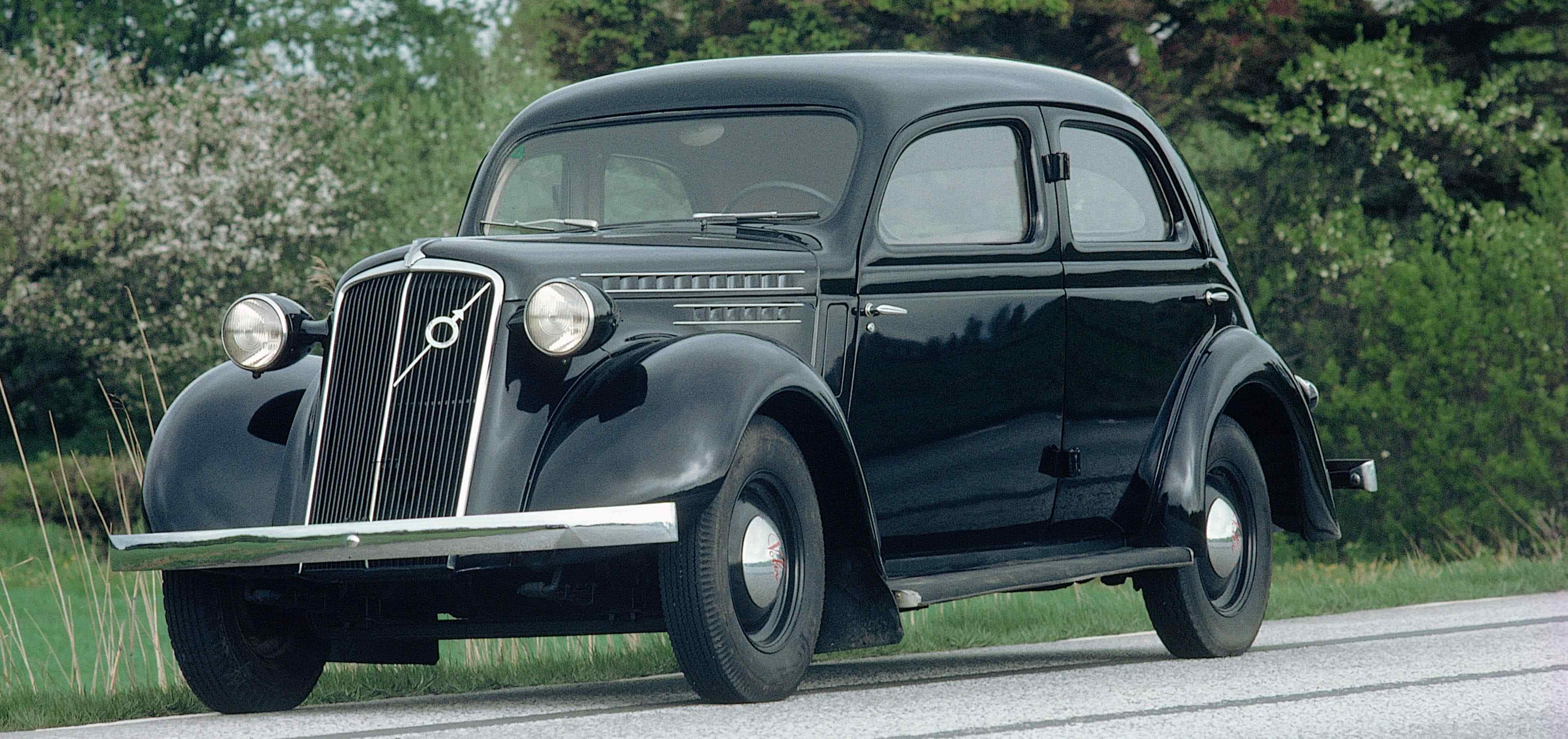 Een Volvo PV51-7 geparkeerd op een landweg