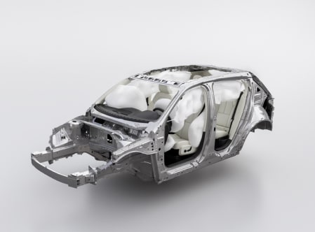 Het koetswerk van een Volvo waarvan alle airbags zijn opgeblazen.