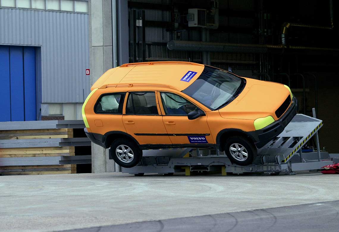 Ein Volvo SUV bei Überschlagversuchen, bei denen das elektronische System zur Rollstabilitätskontrolle und die Struktur der Karosserie überprüft werden.