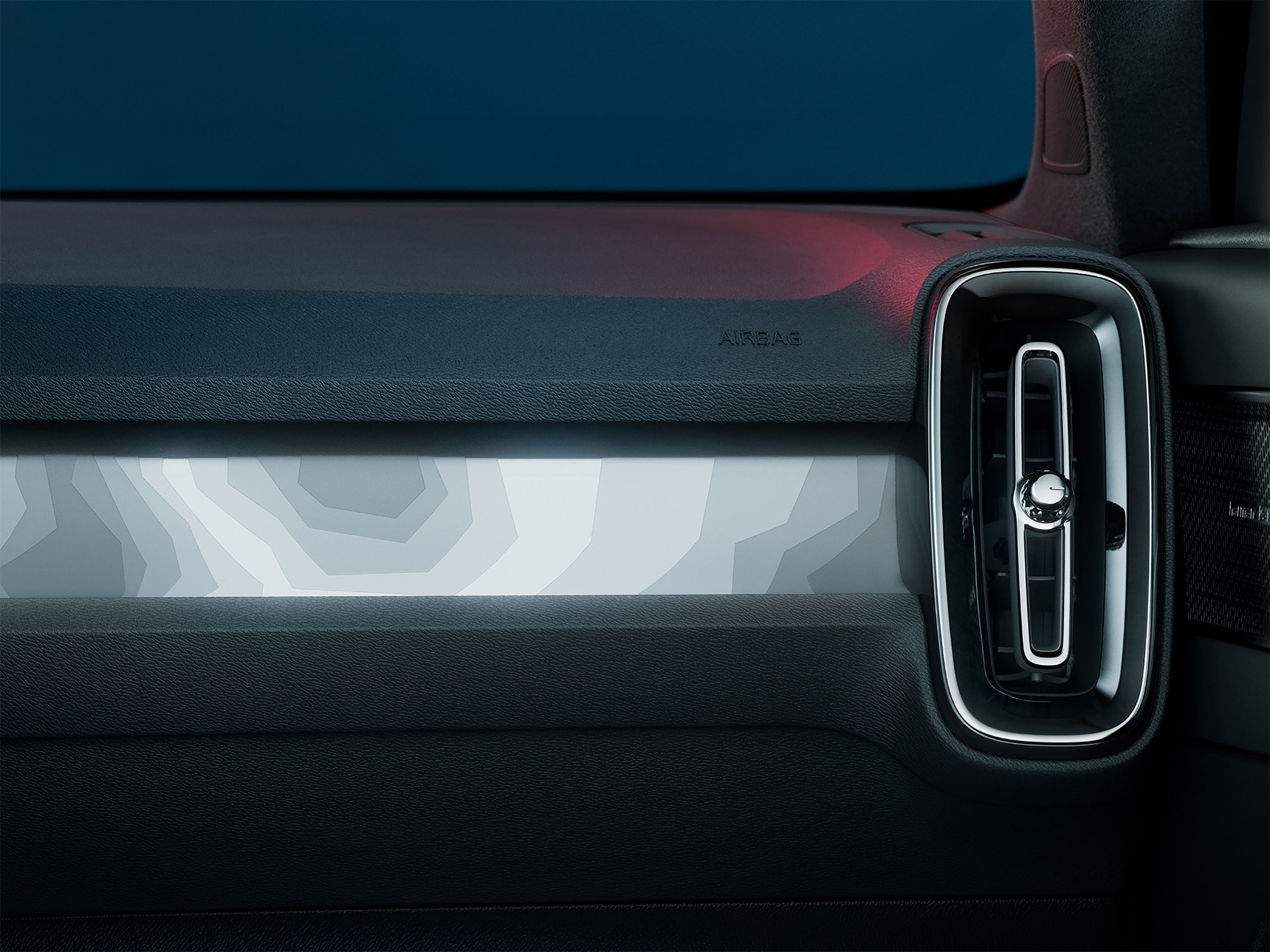Von hinten beleuchtete Armaturentafel mit Dekoreinlage und Lüftungsdüsen im Volvo C40 Recharge.