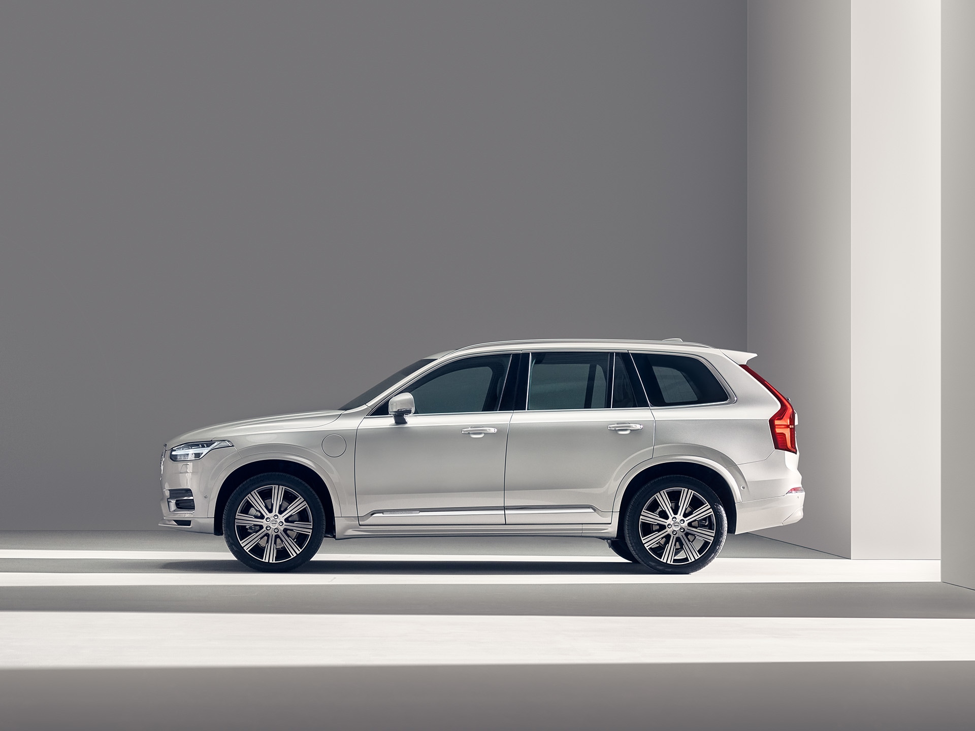 A white Volvo SUV XC90 Recharge standing still