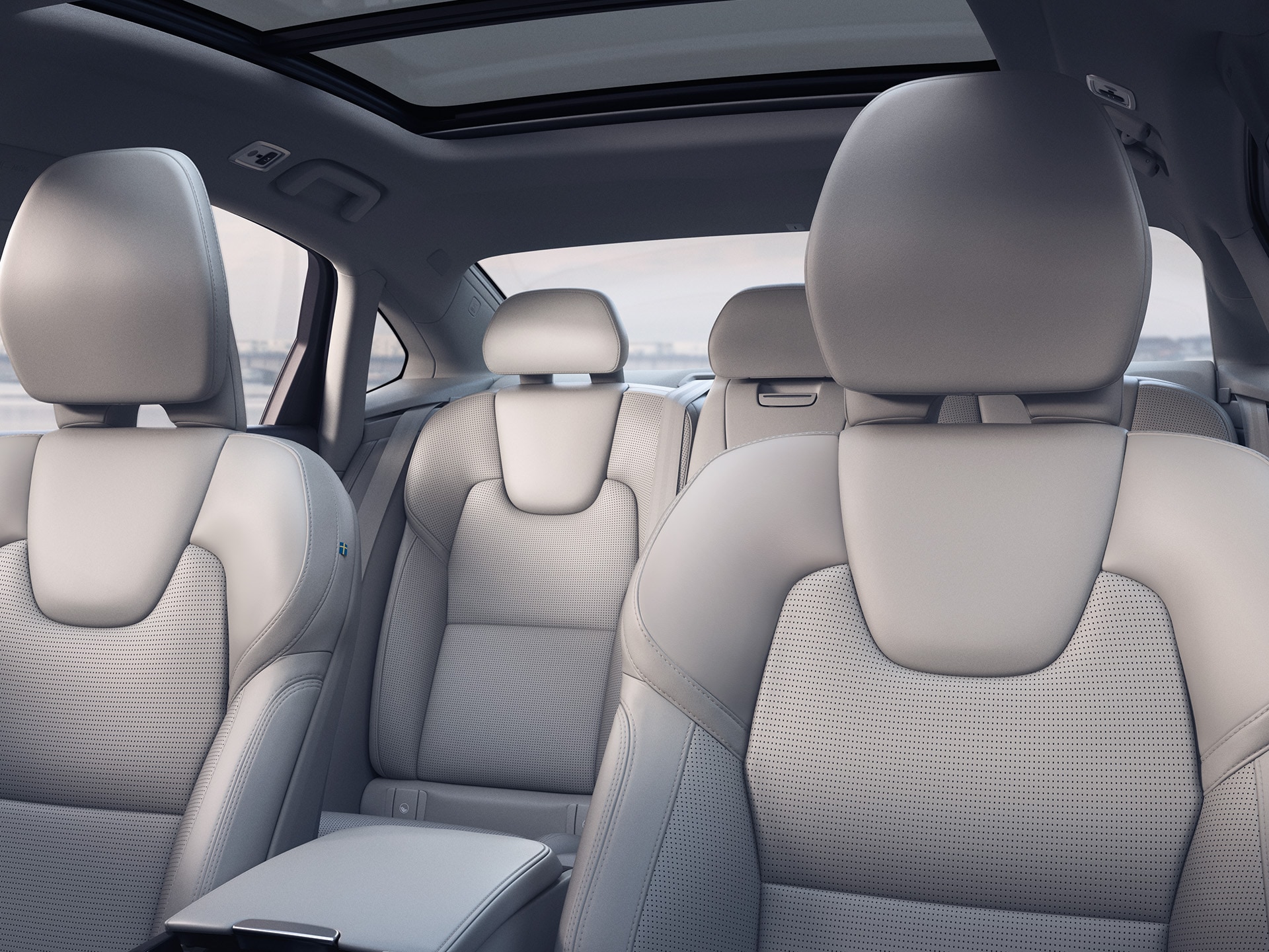Dentro de un Volvo sedán, con un interior de color beige claro