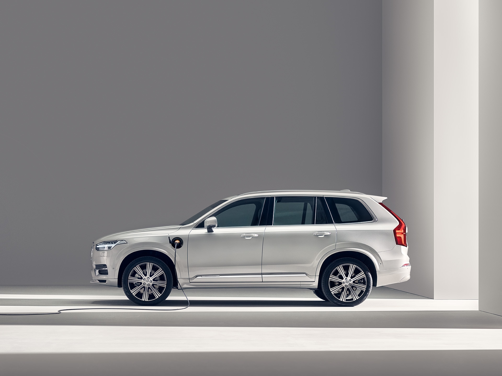 A Volvo XC90 Recharge in a grey surrounding