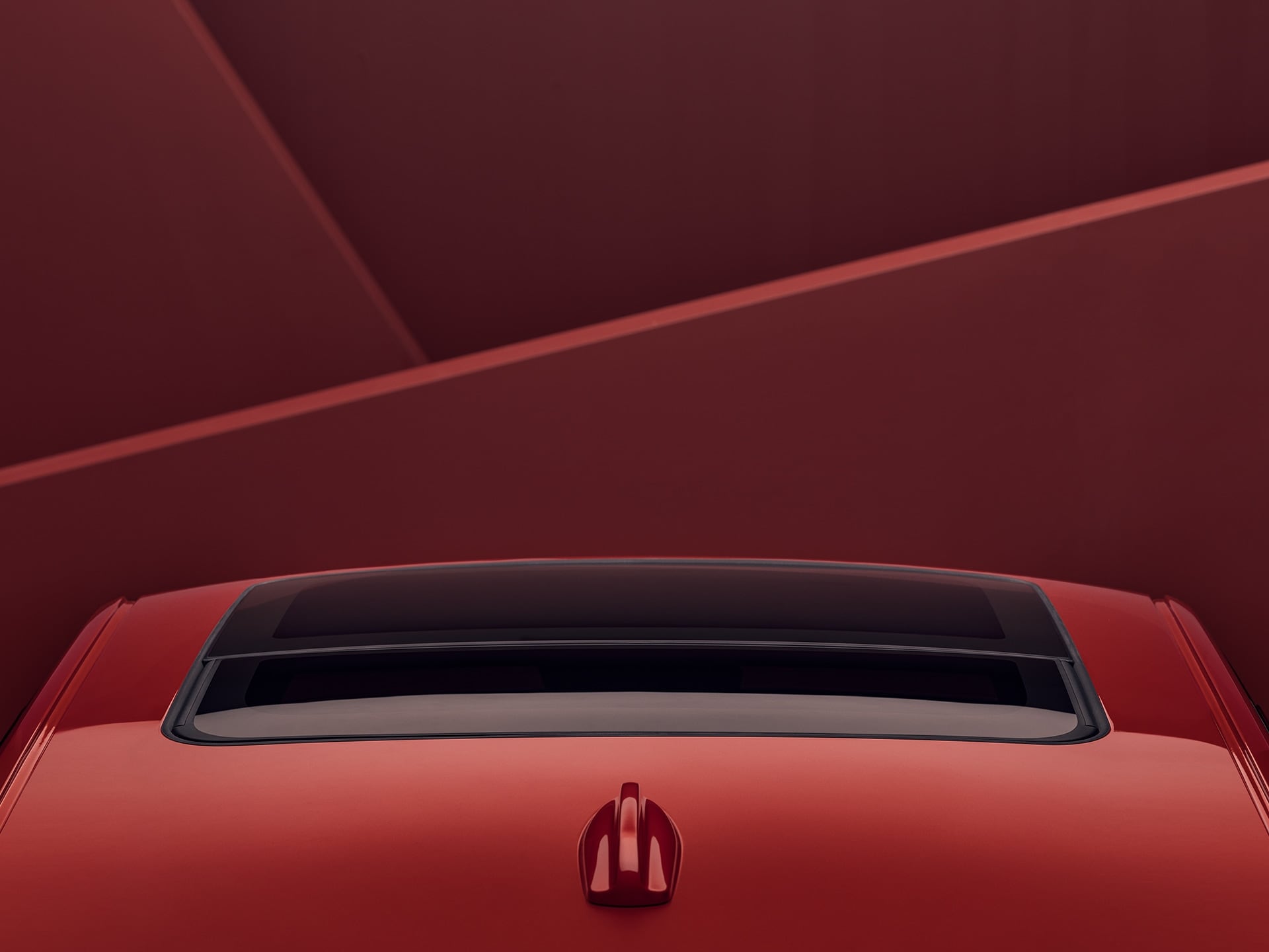 صورة من الأعلى لفولفو S60 حمراء مع سقف بانورامي قابل للفتح والإمالة.