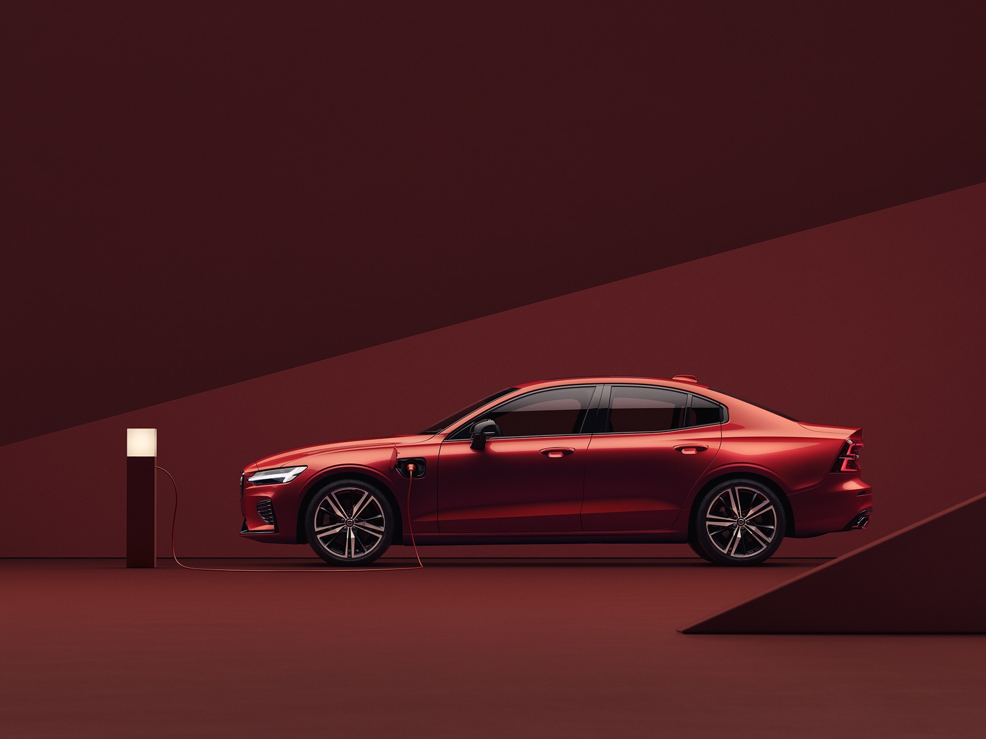 Volvo S60 Recharge rouge en charge dans un environnement rouge.