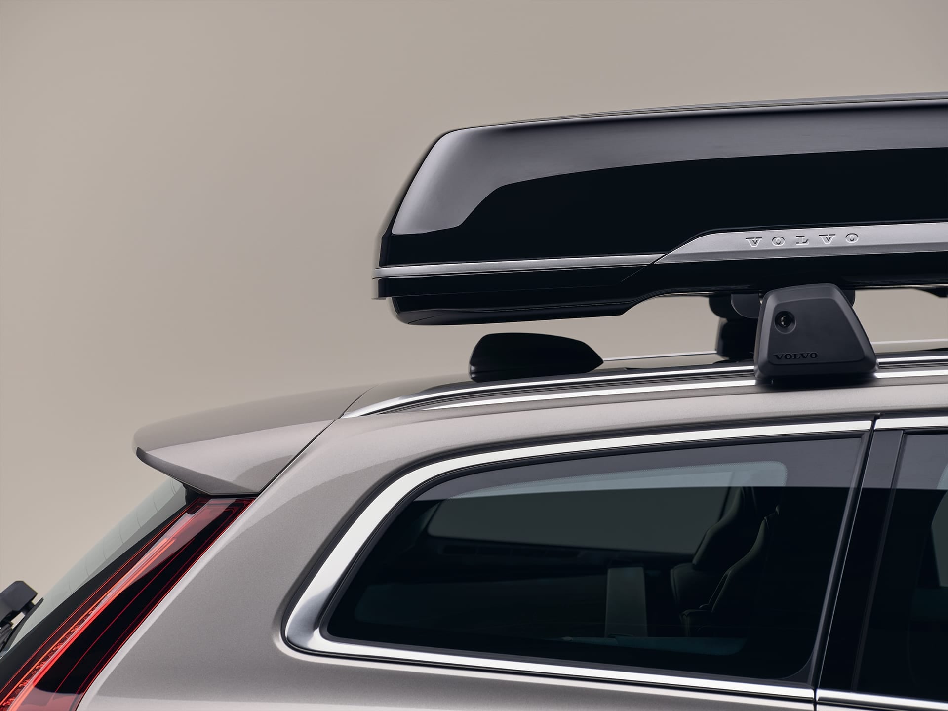 Un Volvo V60 Estate cu cutie portbagaj pe plafon.