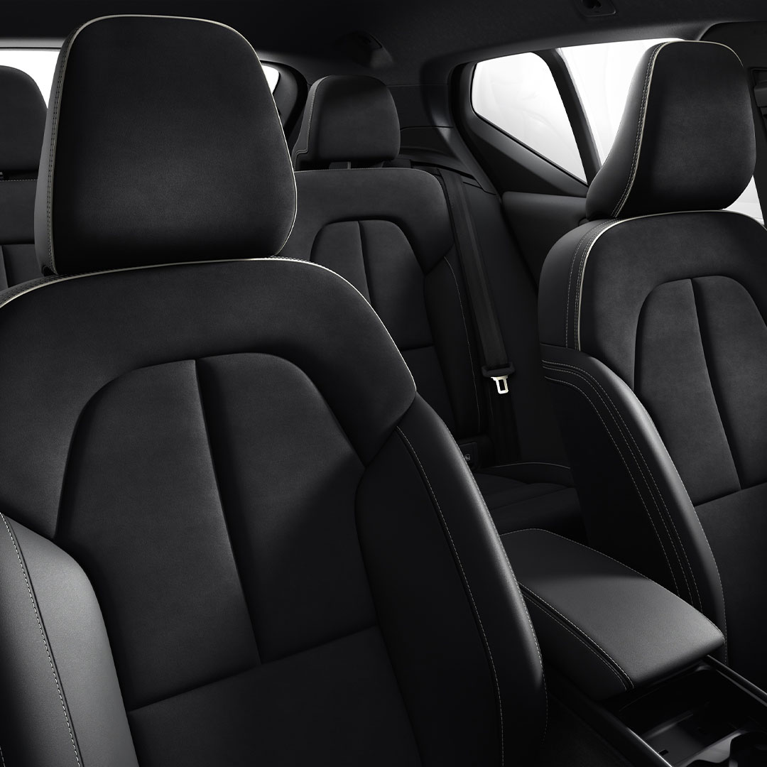 Front interior with black upholstery in XC40.