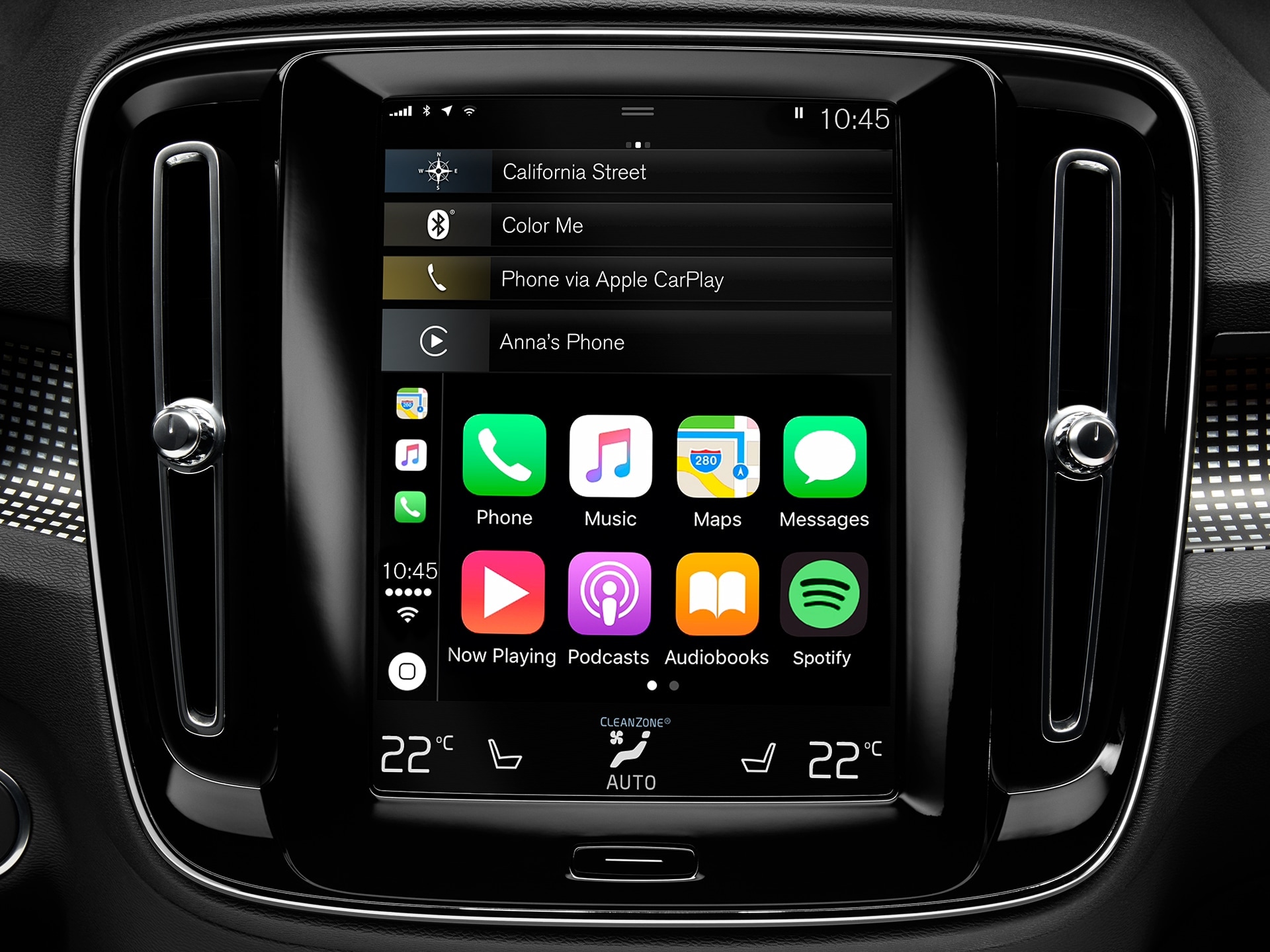 Крупный план мультимедийной системы в Volvo XC40, отображающей интеграцию со смартфоном.