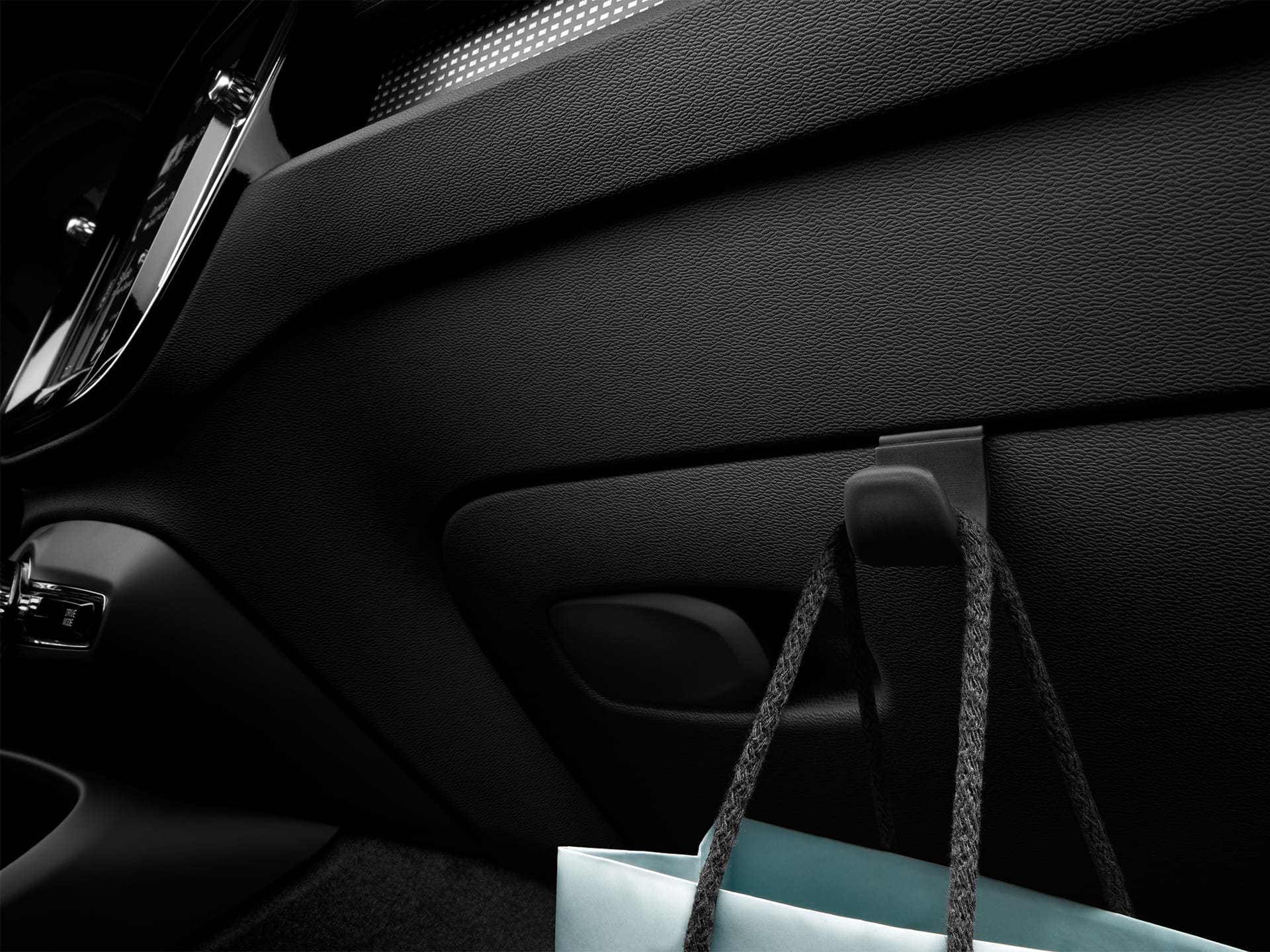 Opciones de almacenamiento inteligente en el interior de un Volvo XC40 Recharge.