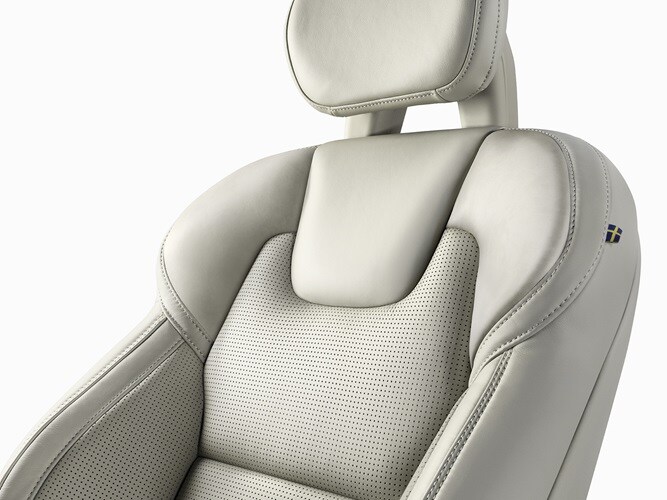Передние сиденья Volvo S90 в светлом исполнении с вентиляцией и функцией массажа.