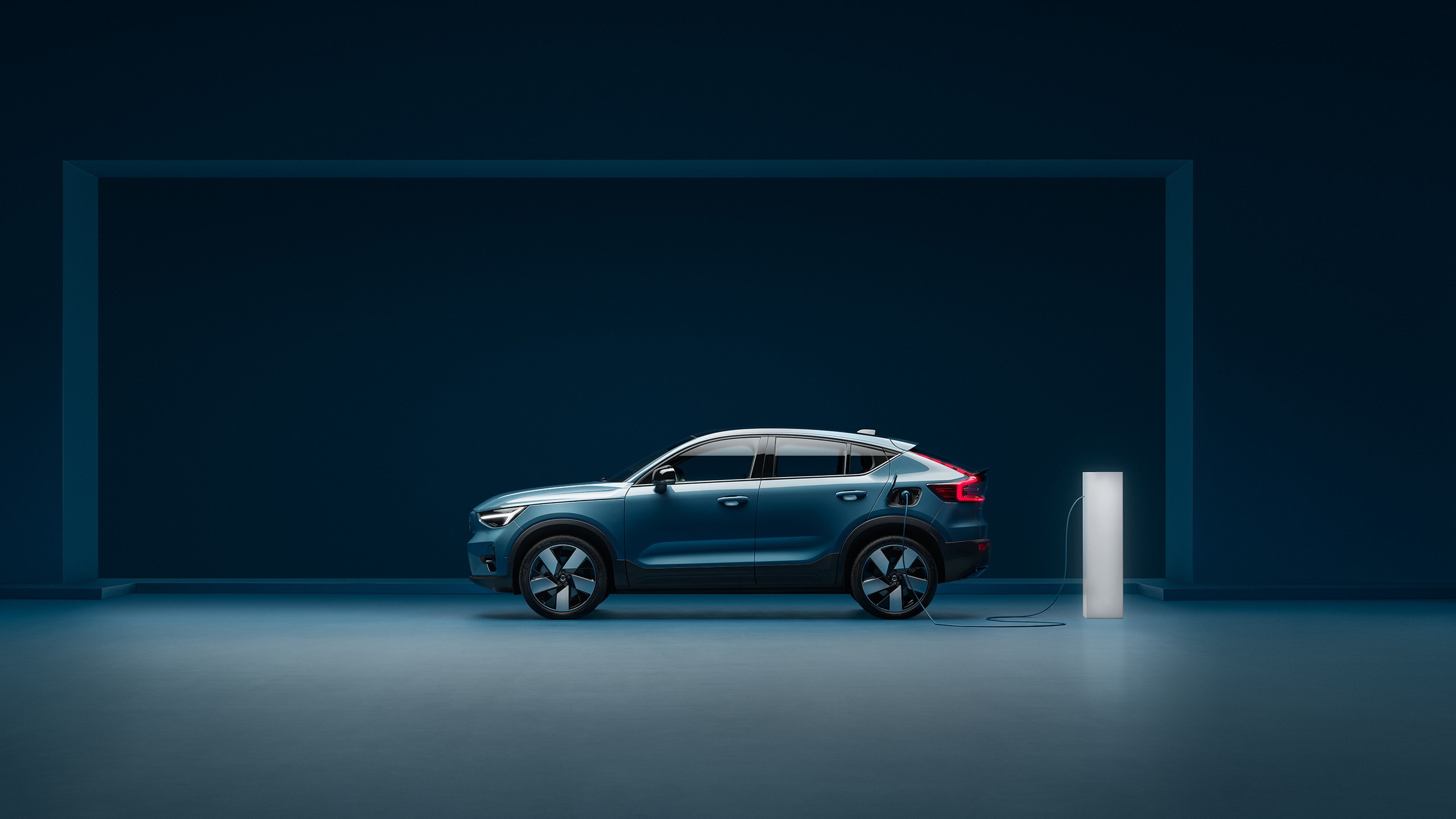 De nieuwe Volvo C40 Recharge in een blauwe omgeving