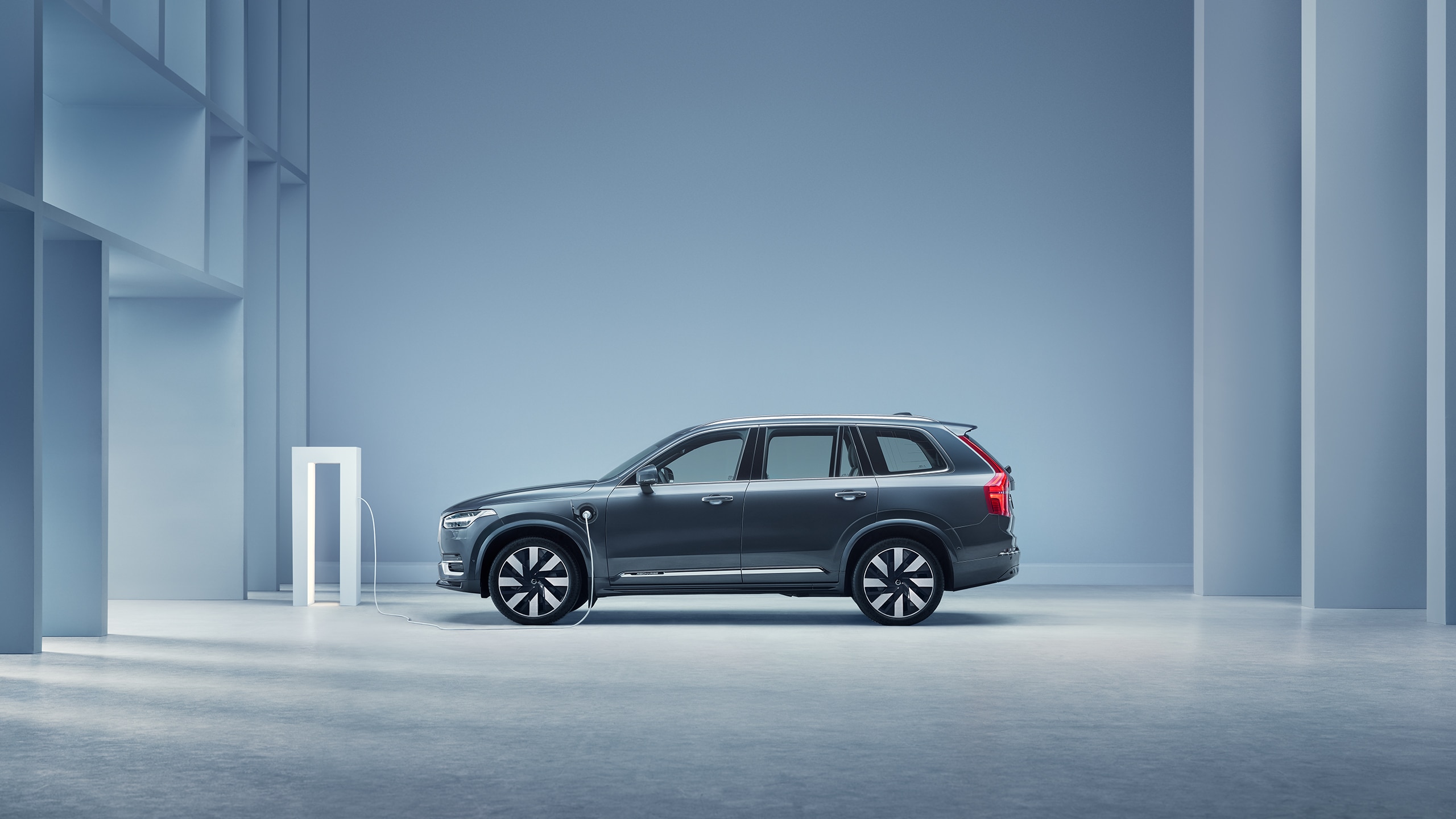 The side profile of a Volvo XC90 Recharge plug-in hybrid SUV