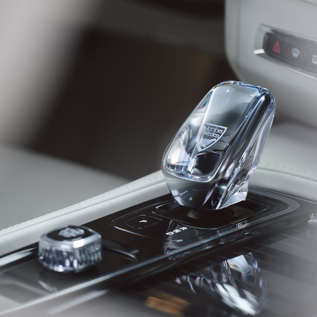 Intérieur d'une Volvo avec le levier de vitesse en véritable cristal suédois d'Orrefors.