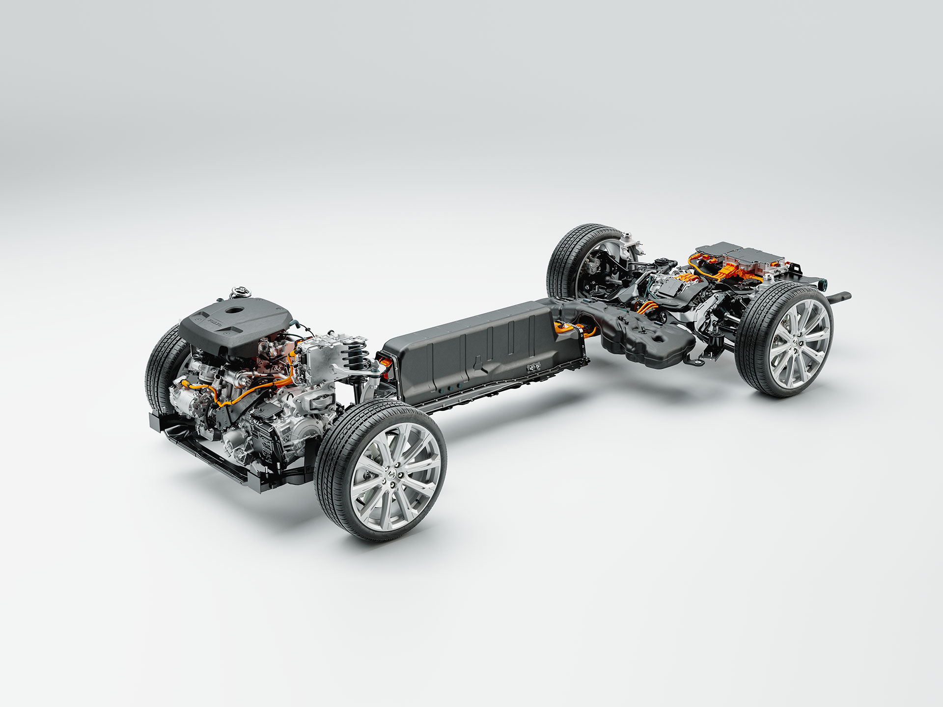 Technische detailfoto van chassis, accu en aandrijflijn van een Volvo plug-in hybride.