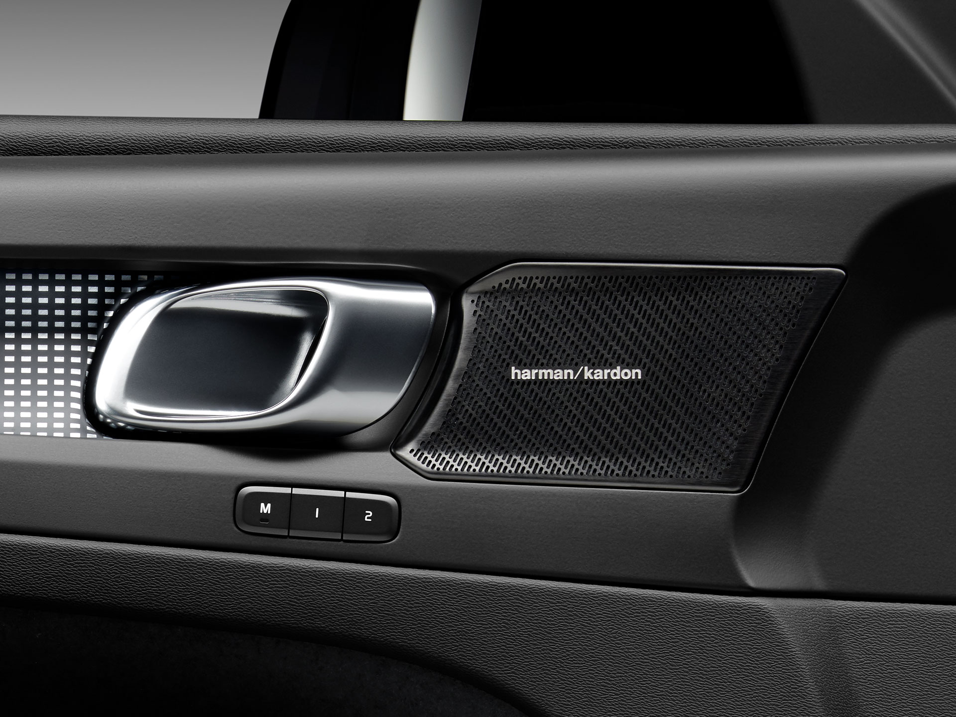 Harman Kardon hangszórók a Volvo XC40 Recharge belső terében.