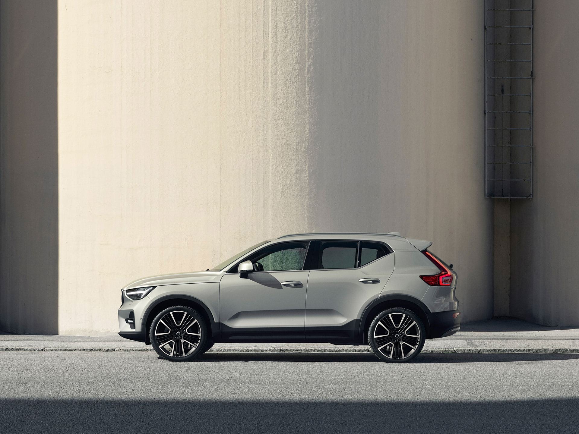 The side profile of a silver Volvo XC40 SUV.