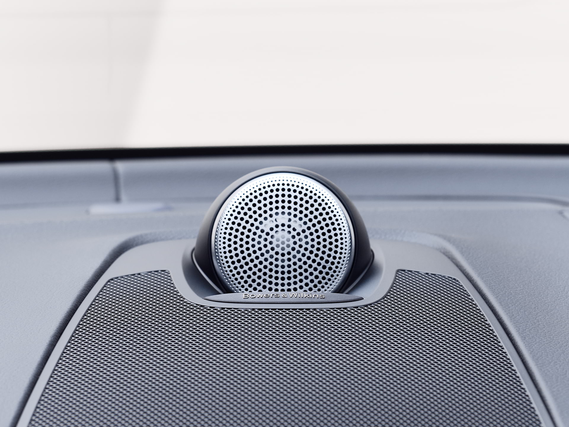 Bowers & Wilkins hangszórók egy Volvo XC60 Recharge belső terében.