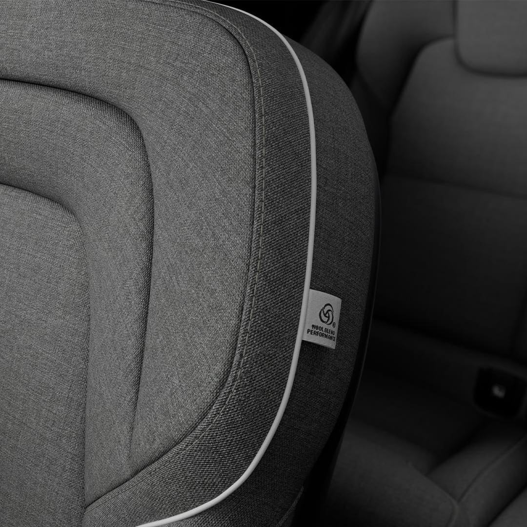 Krupan plan sedišta presvučenih mešavinom visokokvalitetne vune (bez kože) u unutrašnjosti automobila Volvo XC90 Recharge.
