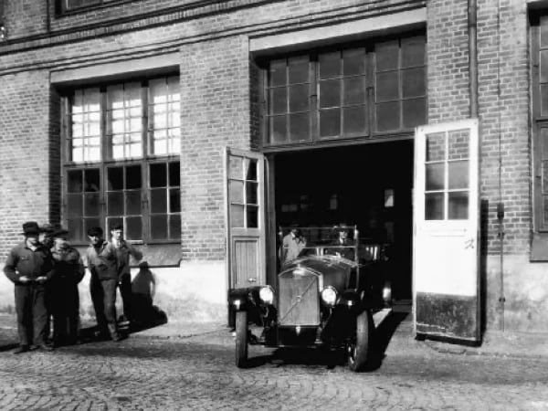 أول سيارة فولفو تخرج من بوابة المصنع.