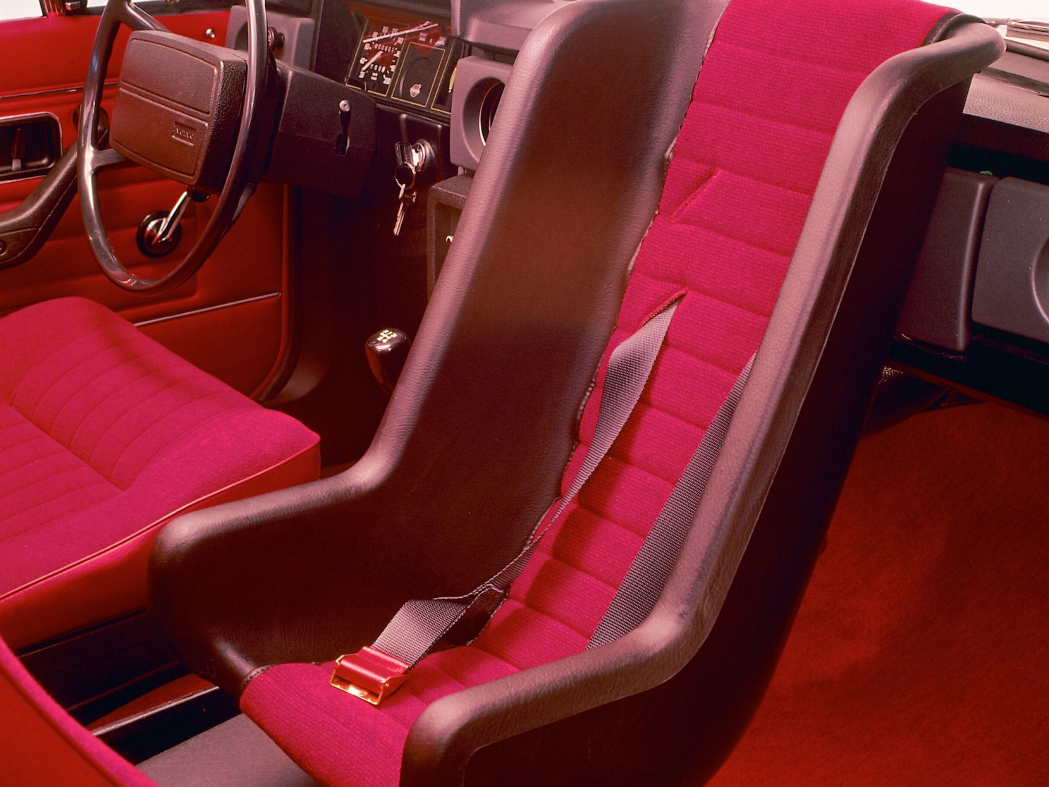 Un asiento para niños orientado hacia atrás de Volvo Cars en 1972.