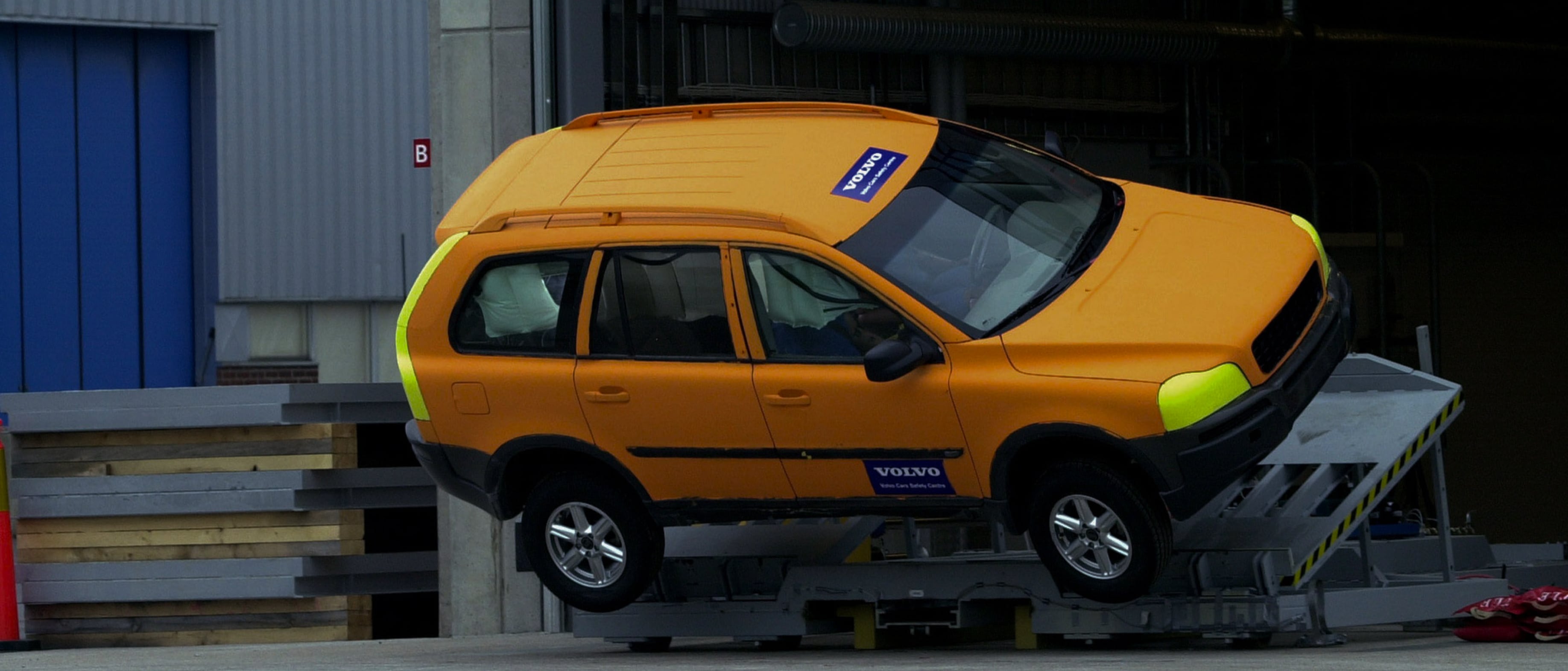 Një SUV Volvo në teste goditjeje duke verifikuar sistemin e kontrollit të stabilitetit dhe strukturën e sigurisë.