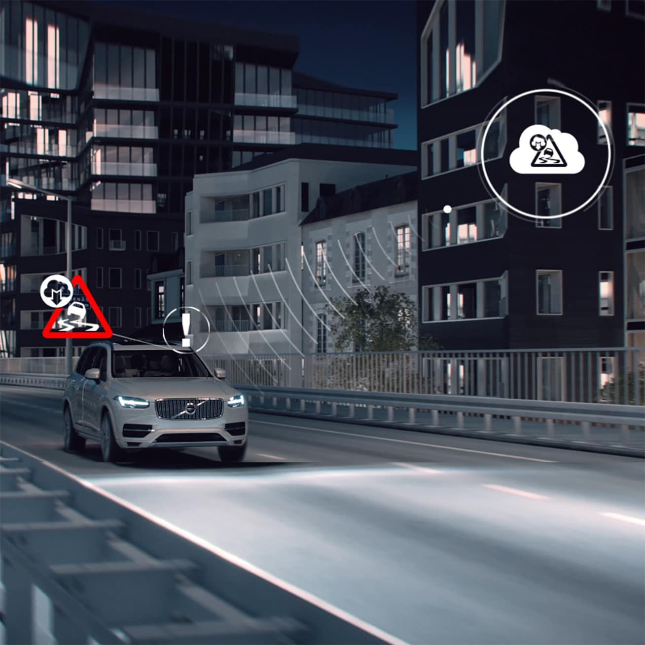 Ein Volvo XC90 fährt bei Dunkelheit durch ein Wohngebiet, dabei werden digitale Symbole eingeblendet.