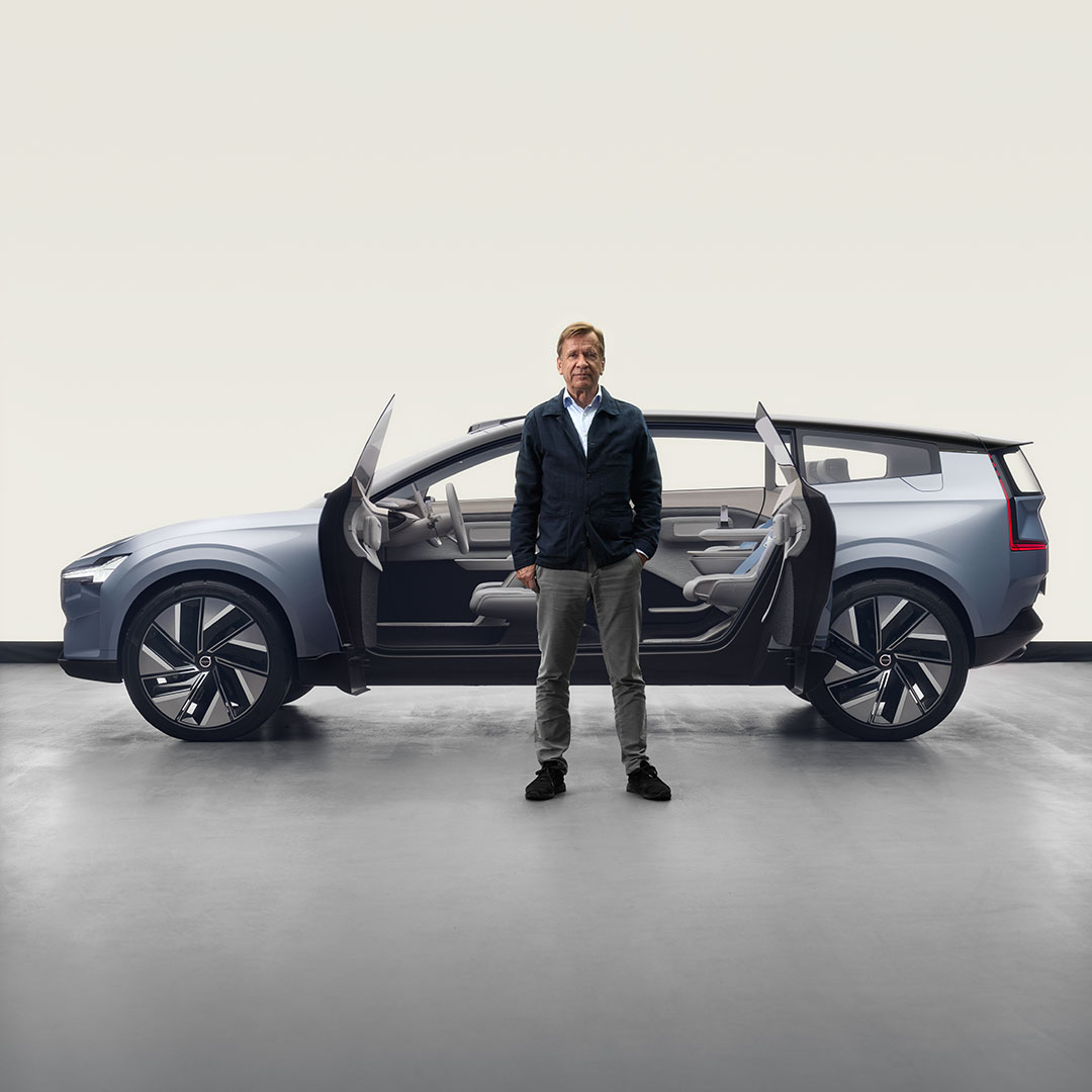 Håkan Samuelsson standing in front of the Volvo concept Recharge.