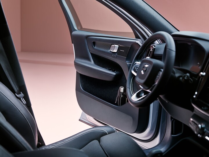 Innenansicht mit Fahrersitz eines Volvo XC40 bei geöffneter Tür.